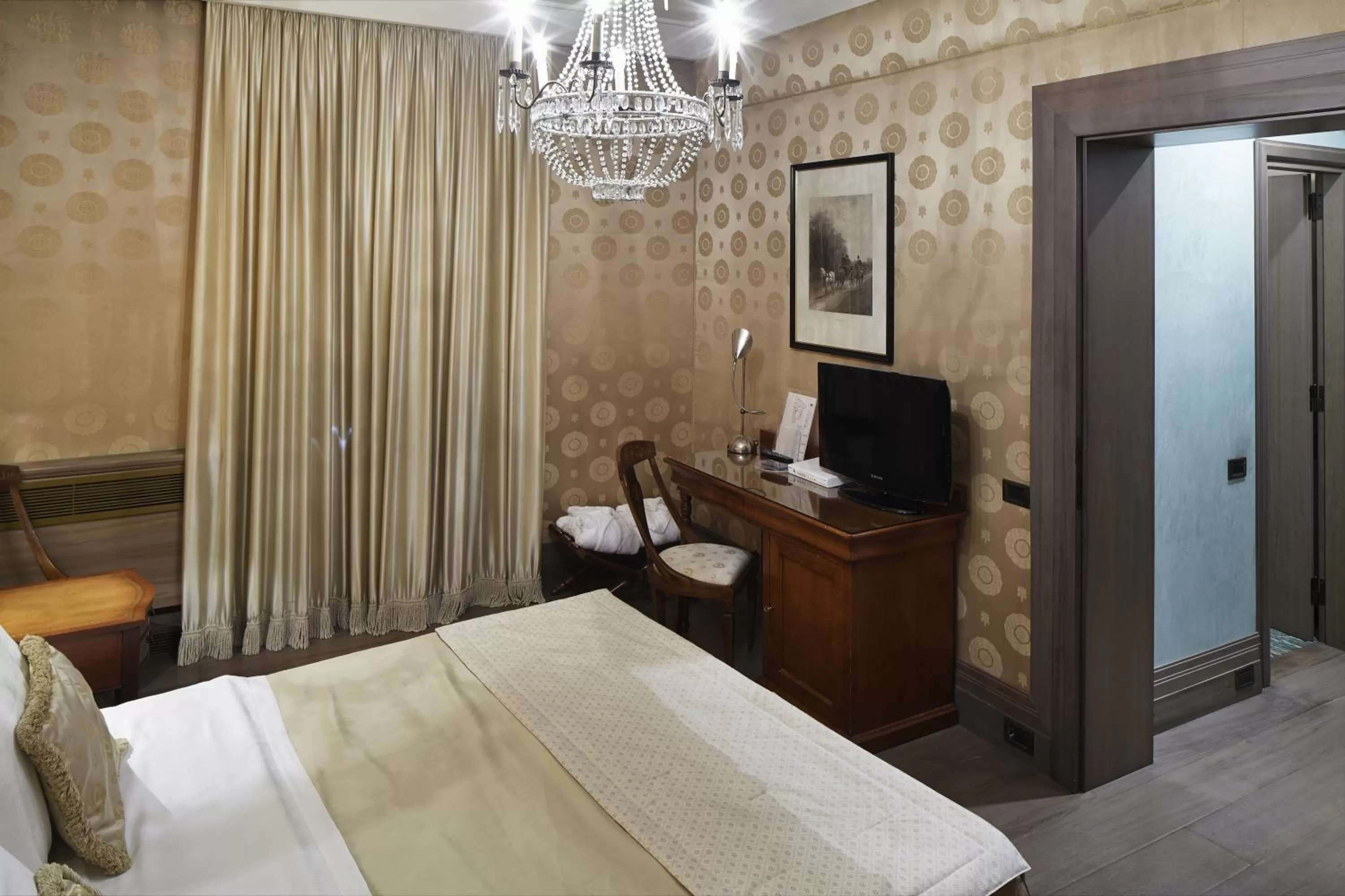 TV and multimedia, Bed in Albergo Cappello
