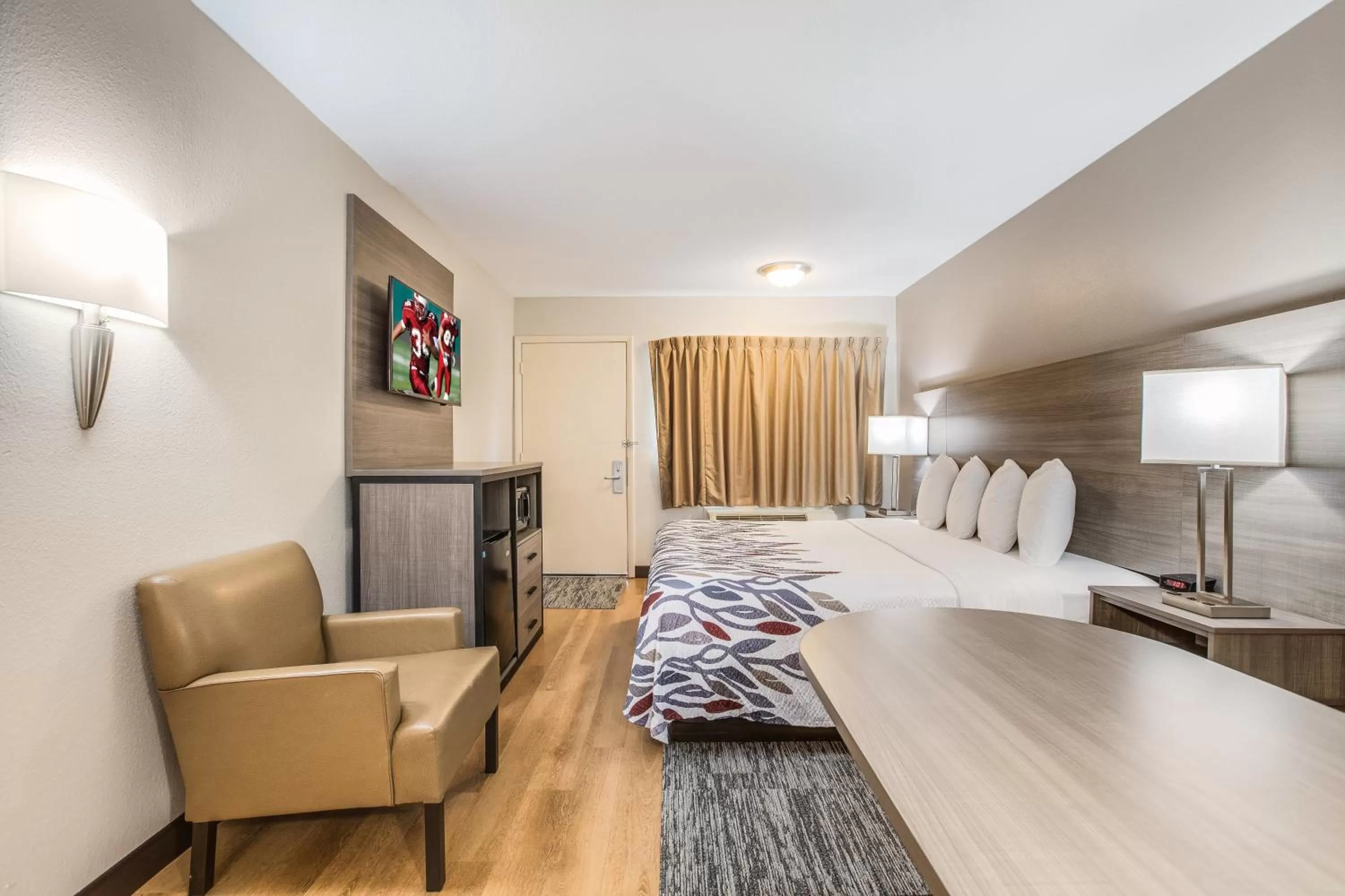 Bedroom, Bed in Red Roof Inn Lansing West - MSU