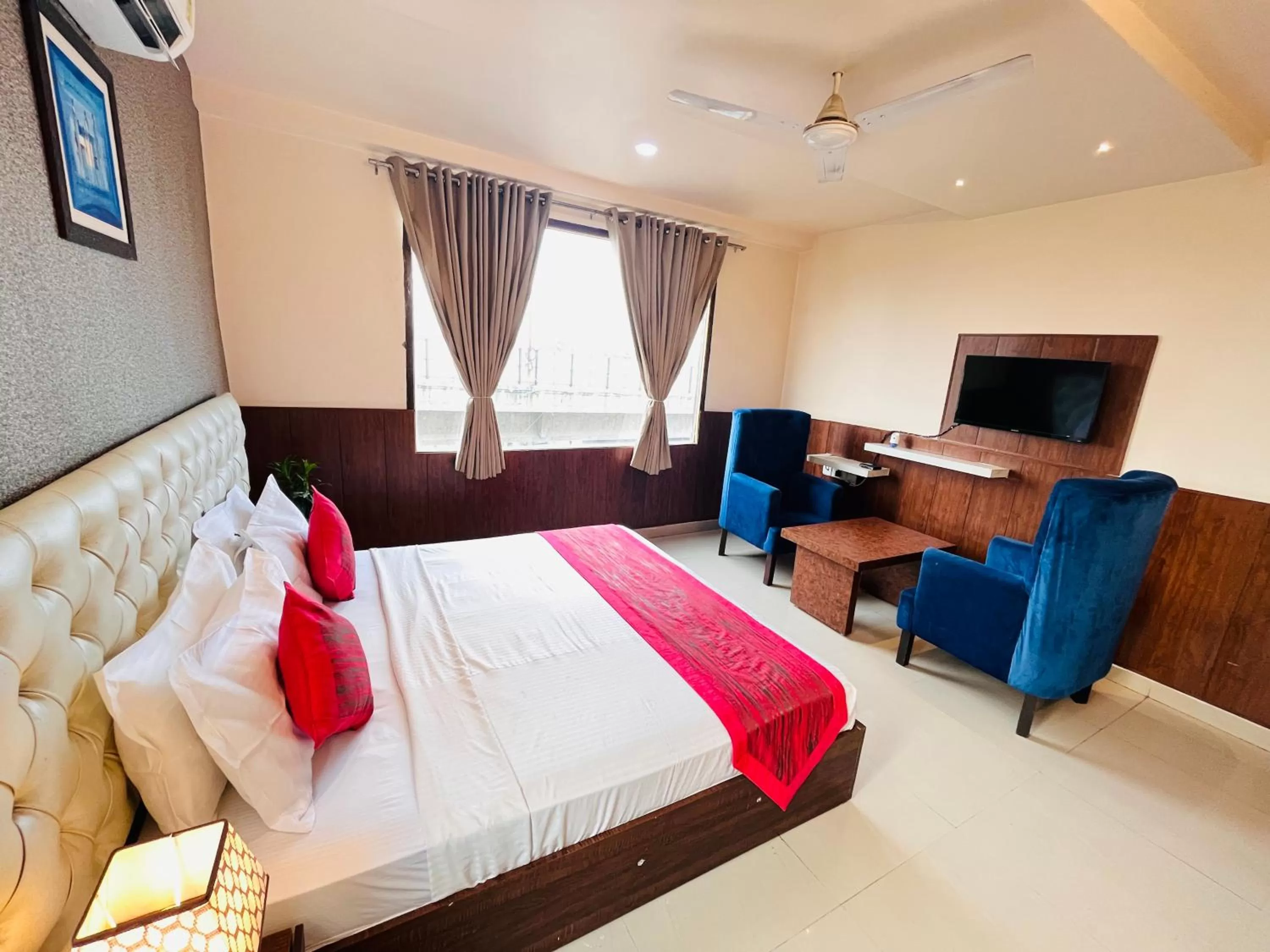 Bed in Hotel The Leaf - Gomti Nagar Lucknow