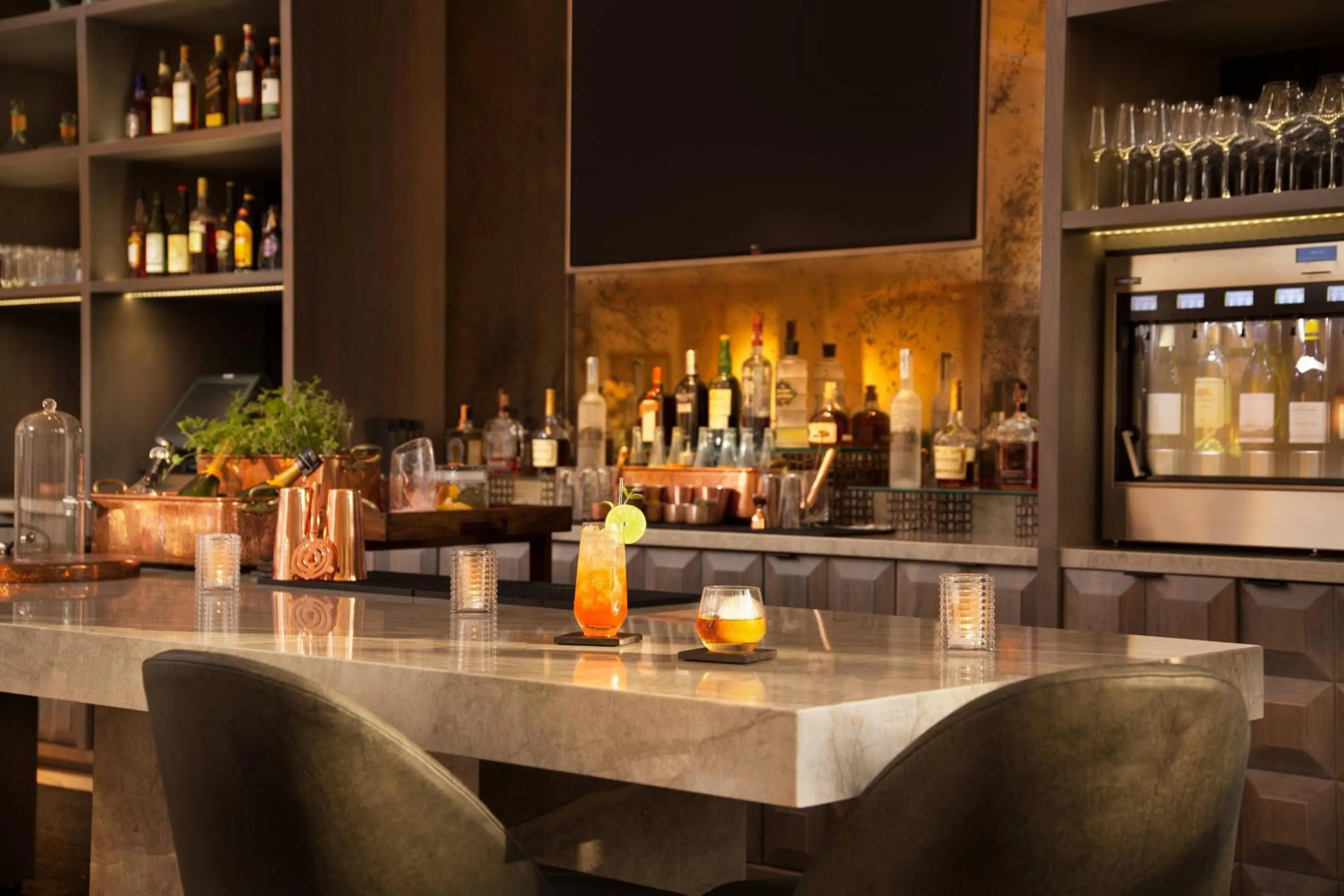 Lounge or bar in The Canyon Suites at The Phoenician, a Luxury Collection Resort, Scottsdale