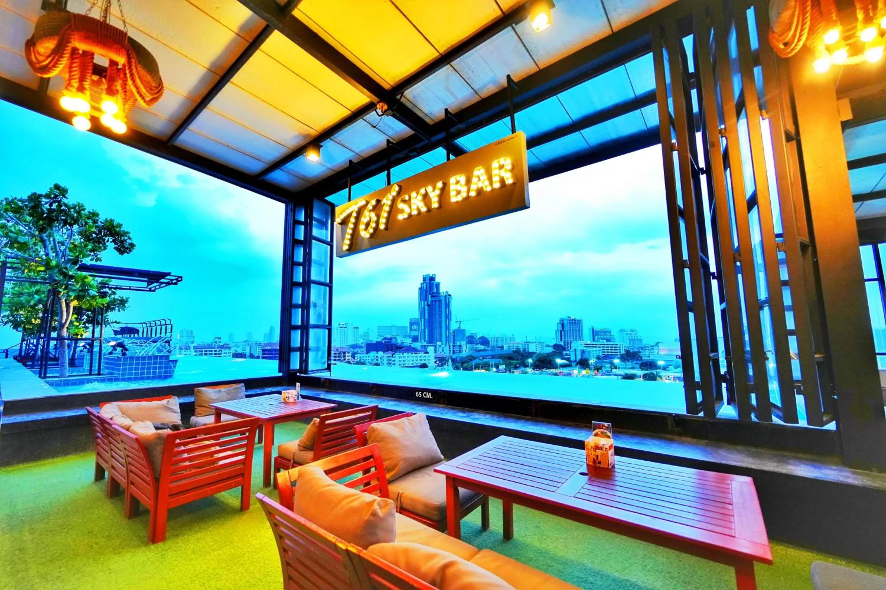 Lounge or bar in SureStay Plus by Best Western T Pattaya
