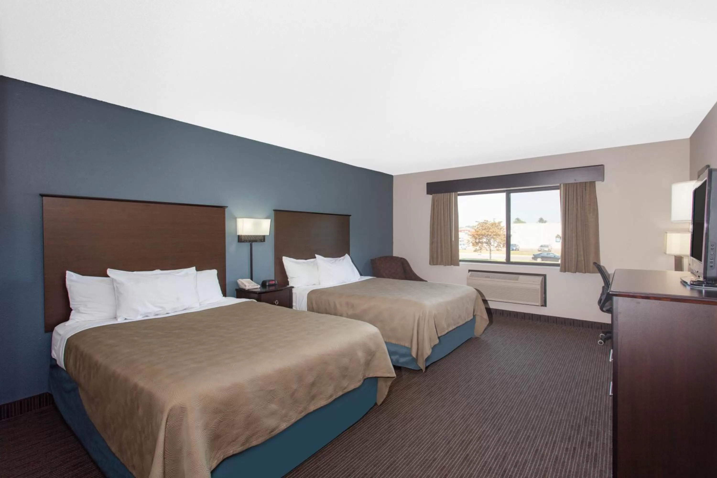 One-Bedroom Superior King Suite - Second Floor/Non-Smoking in AmericInn by Wyndham North Branch