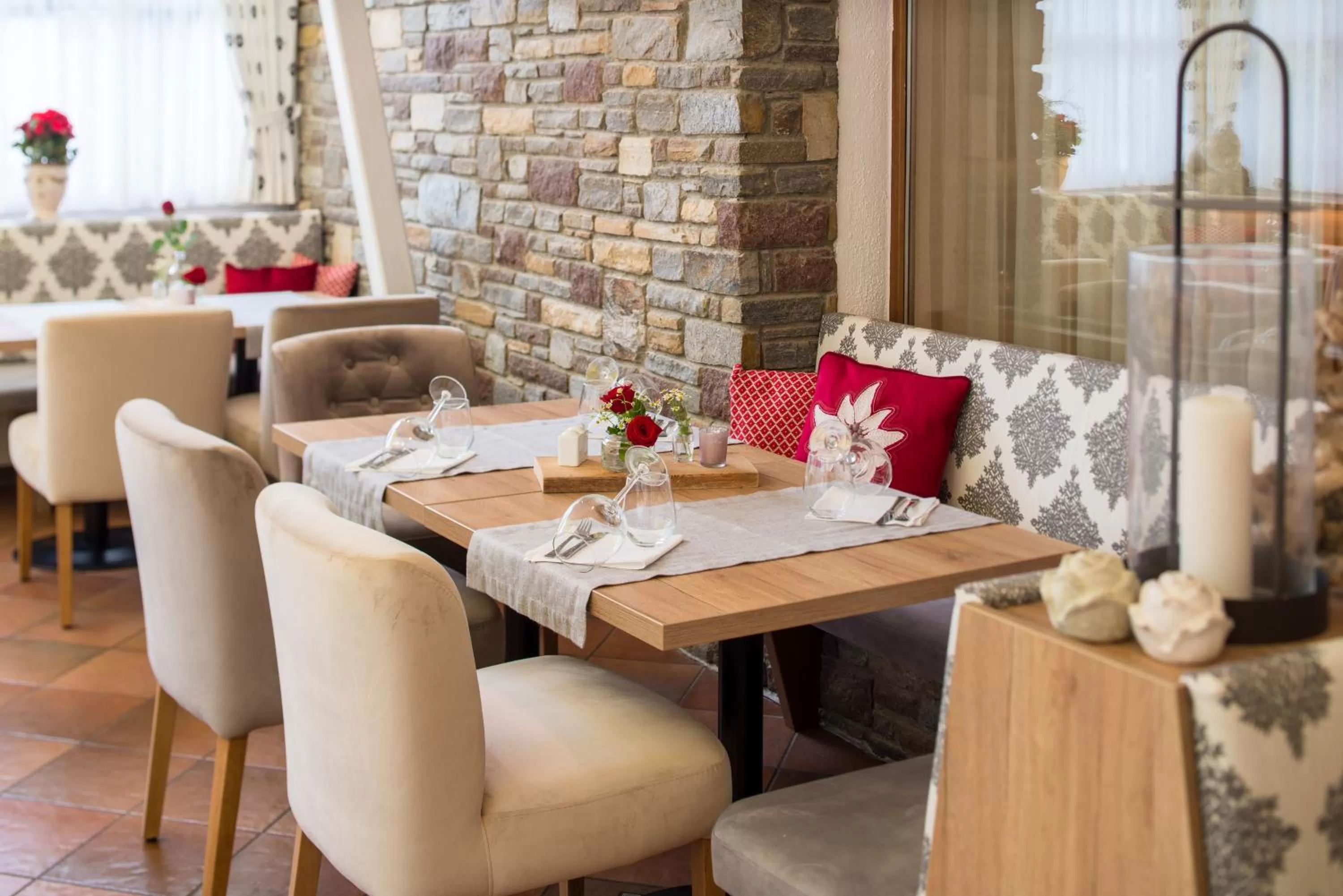 Restaurant/places to eat in Hotel Diana