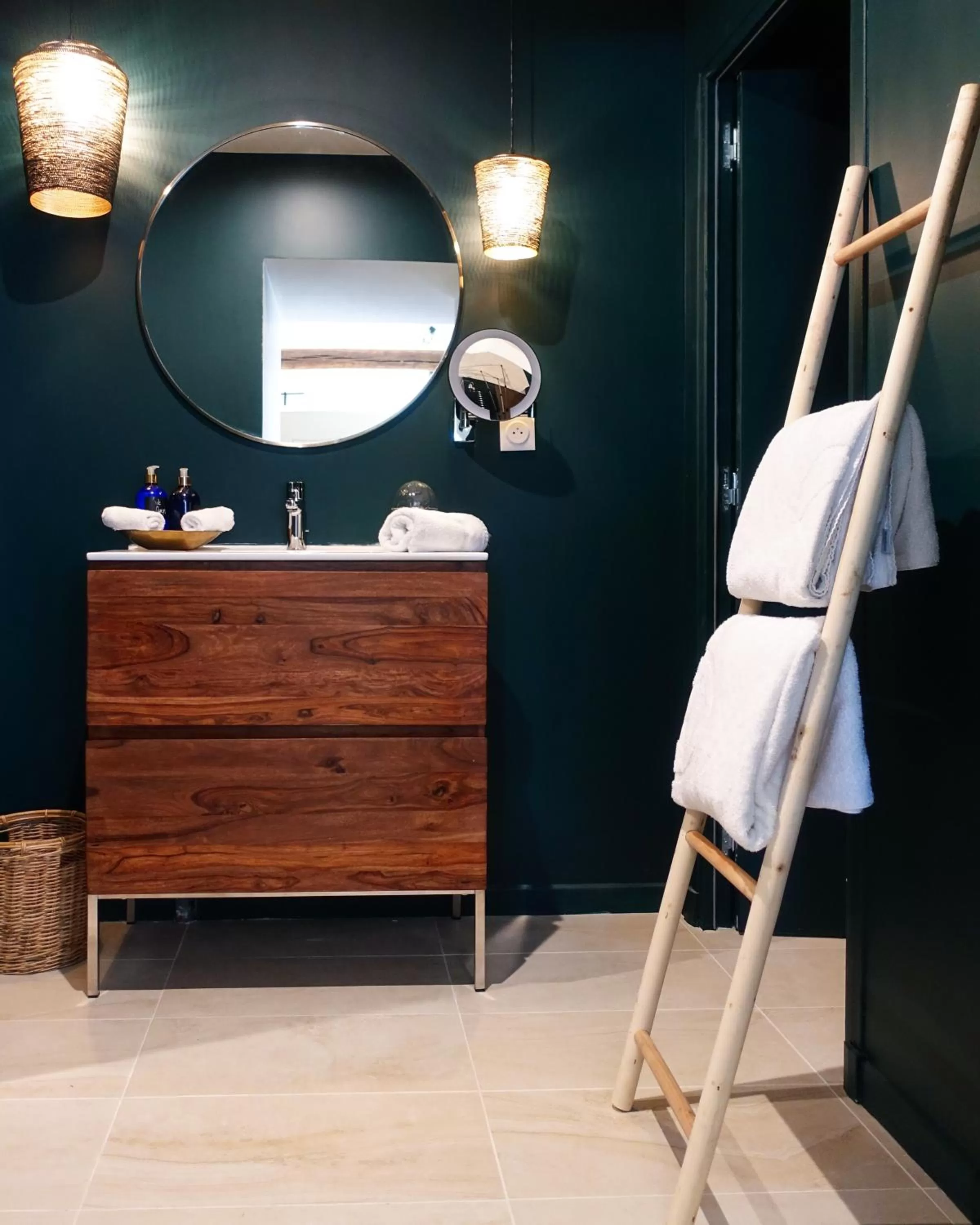 Bathroom in Domaine de Bellevue, The Originals Relais