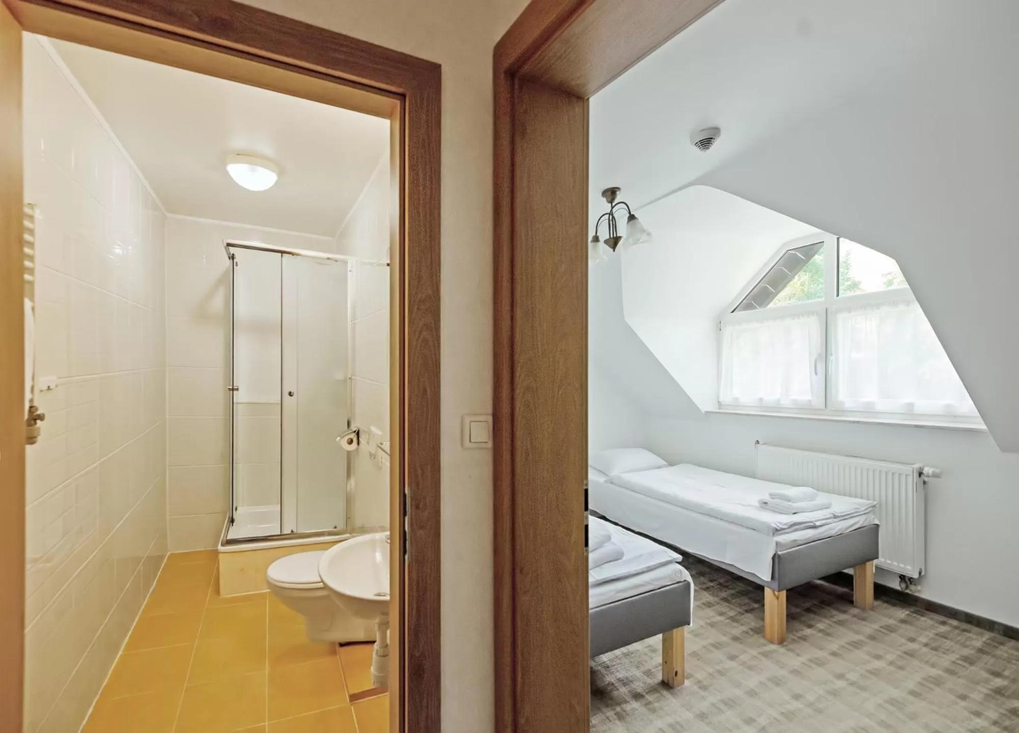 Shower, Bed in Dom Wczasowy Beskidy