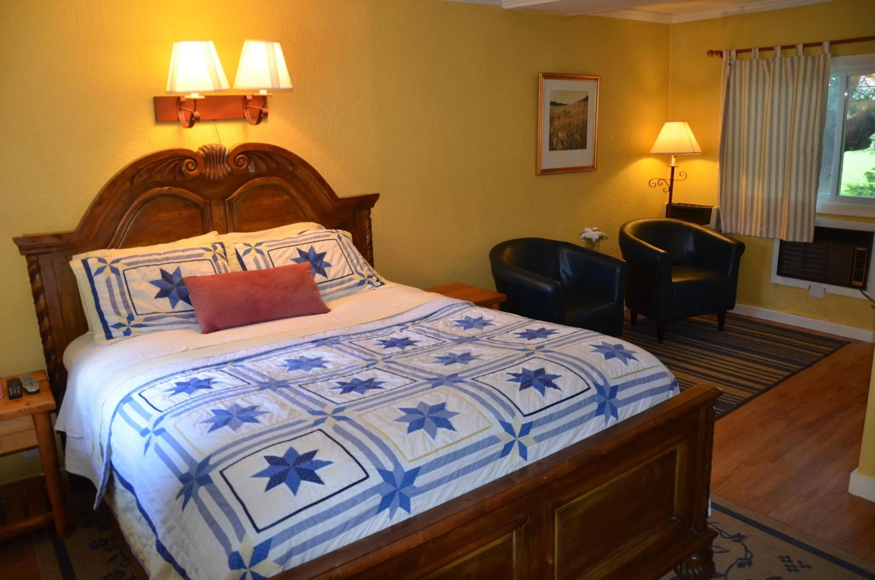 Photo of the whole room, Bed in Cornwall Inn