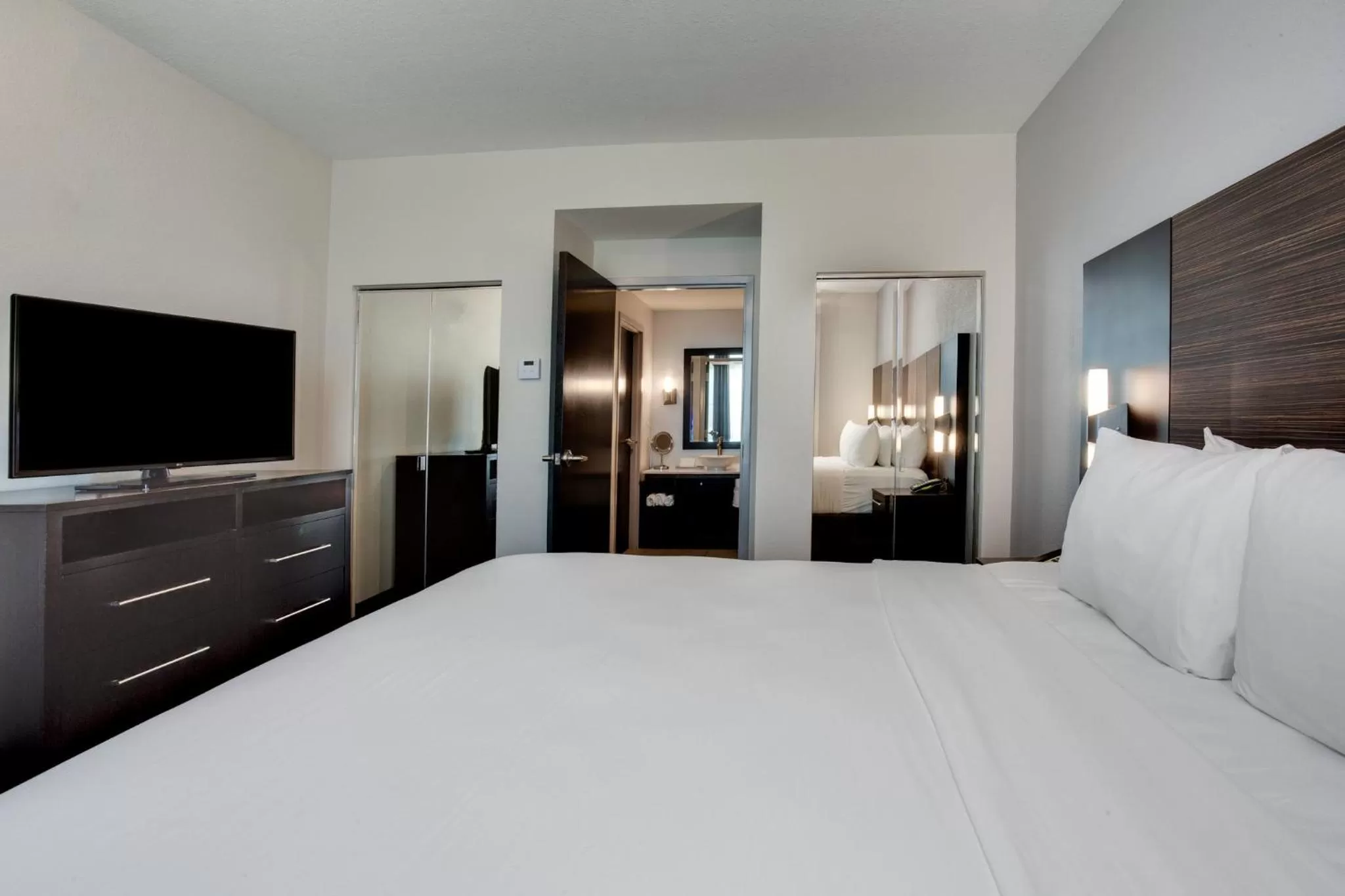 Photo of the whole room, Bed in Crowne Plaza Hotel & Resorts Fort Lauderdale Airport/ Cruise by IHG