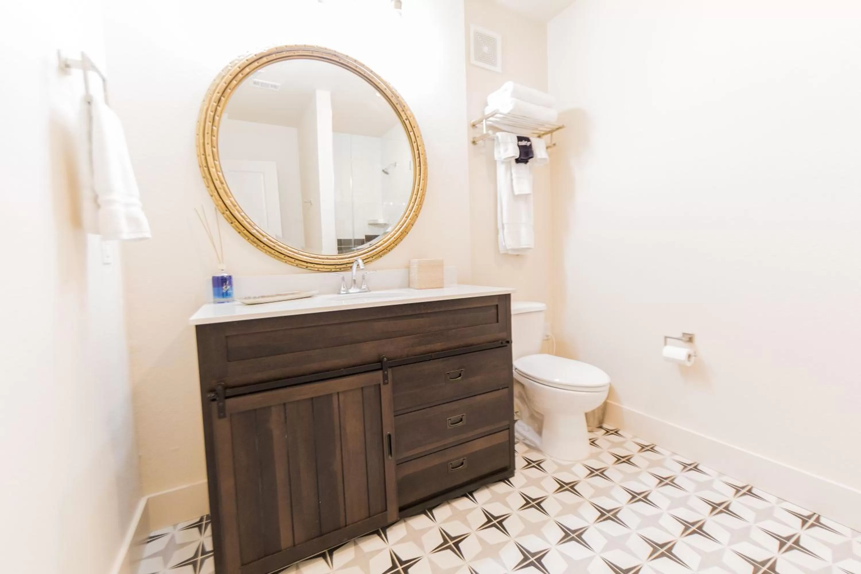Bathroom in The Bishop Arts Hotel by Qresorts