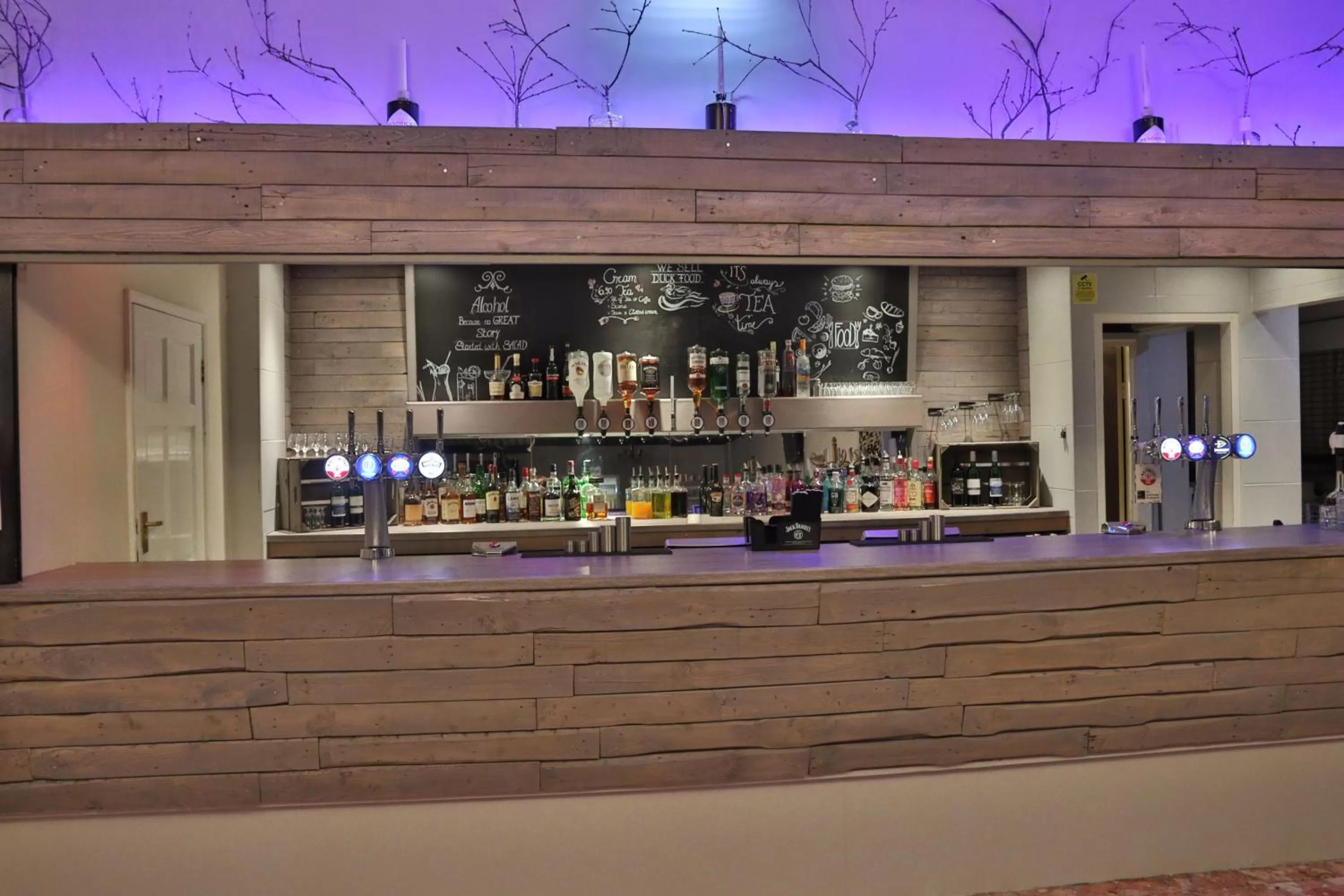 Lounge or bar in Inn On The Lake