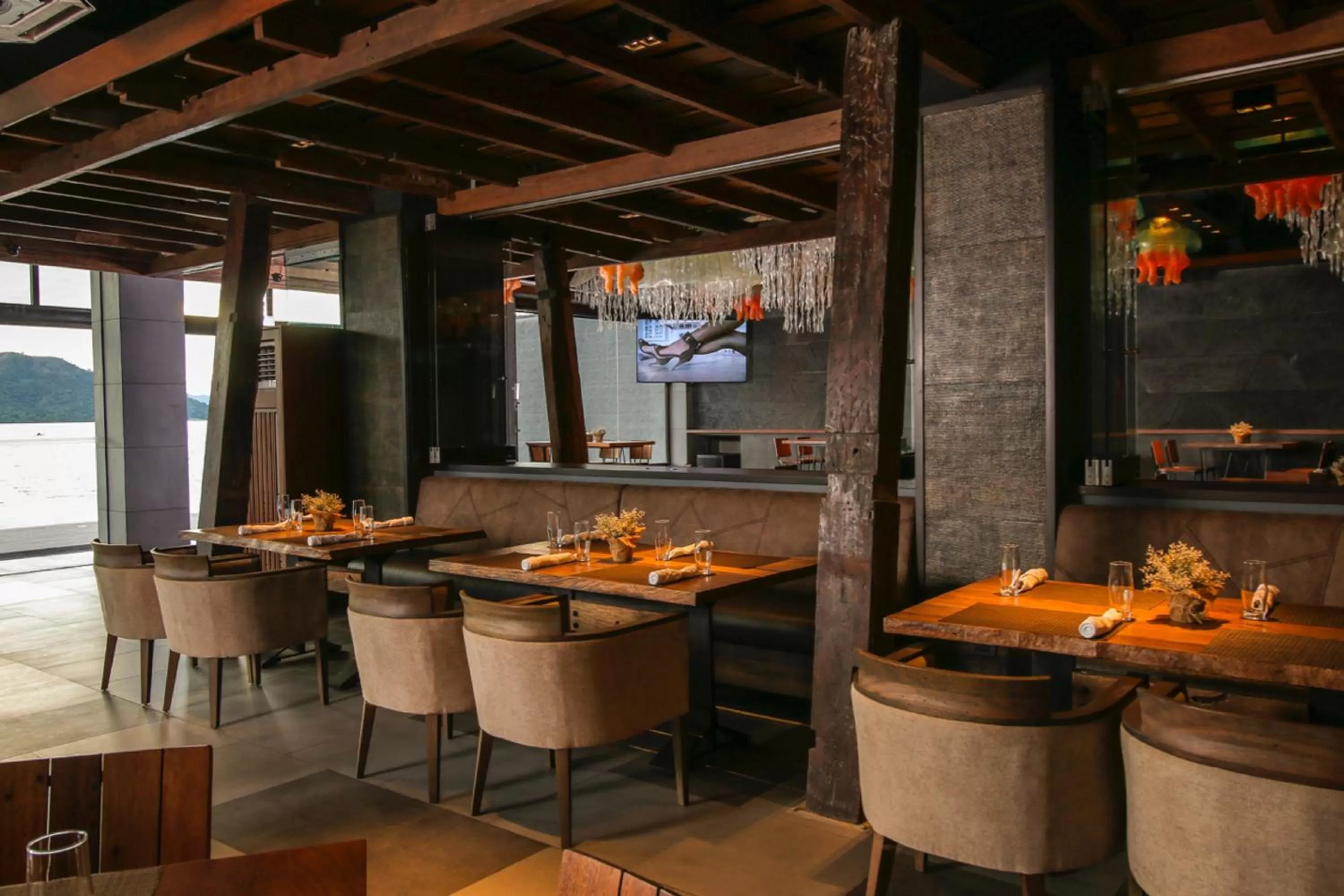 Restaurant/places to eat in Two Seasons Coron Bayside Hotel