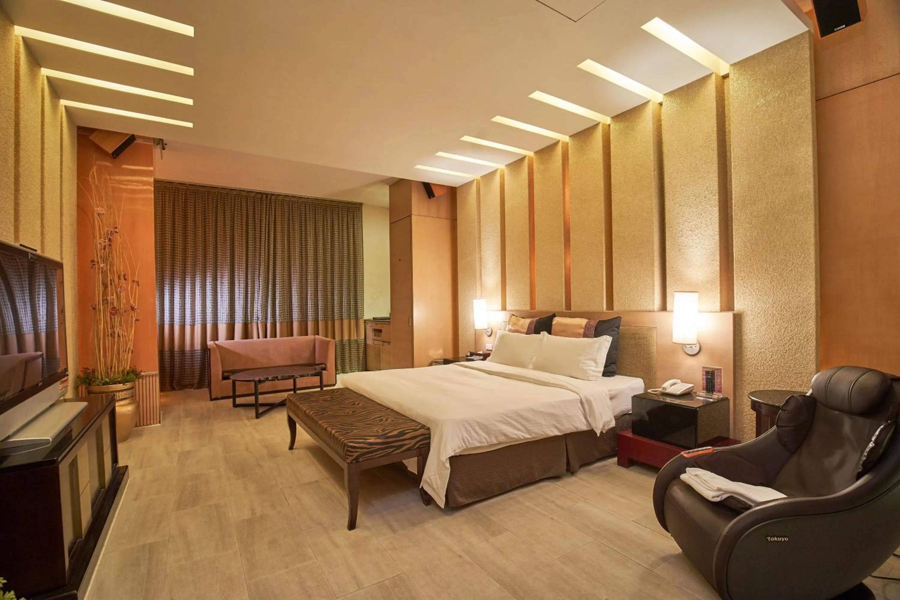 Photo of the whole room, Bed in Dongfeng Motel