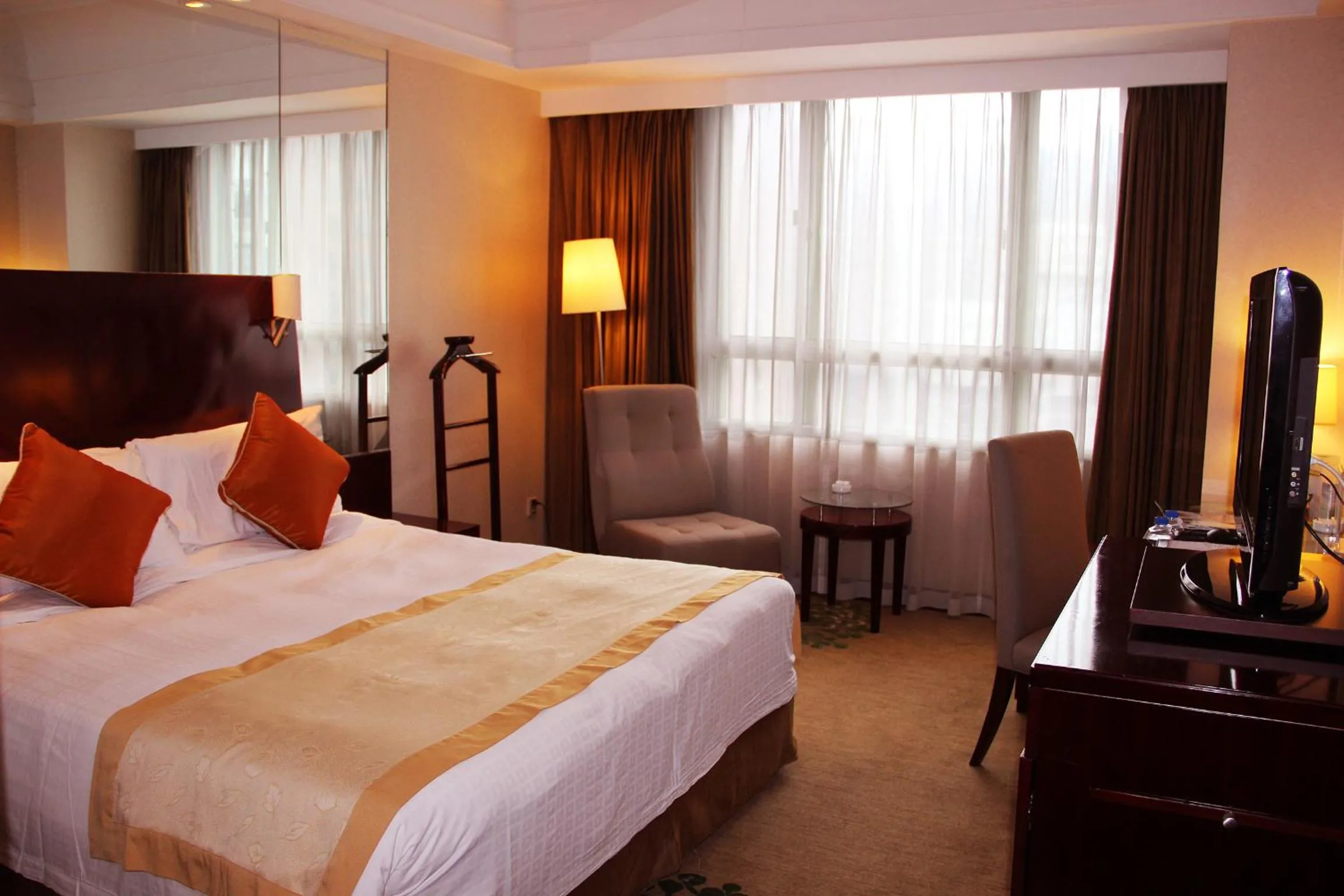 Bedroom, Bed in Merry Hotel Shanghai (Former Rendezvous Merry Hotel Shanghai)