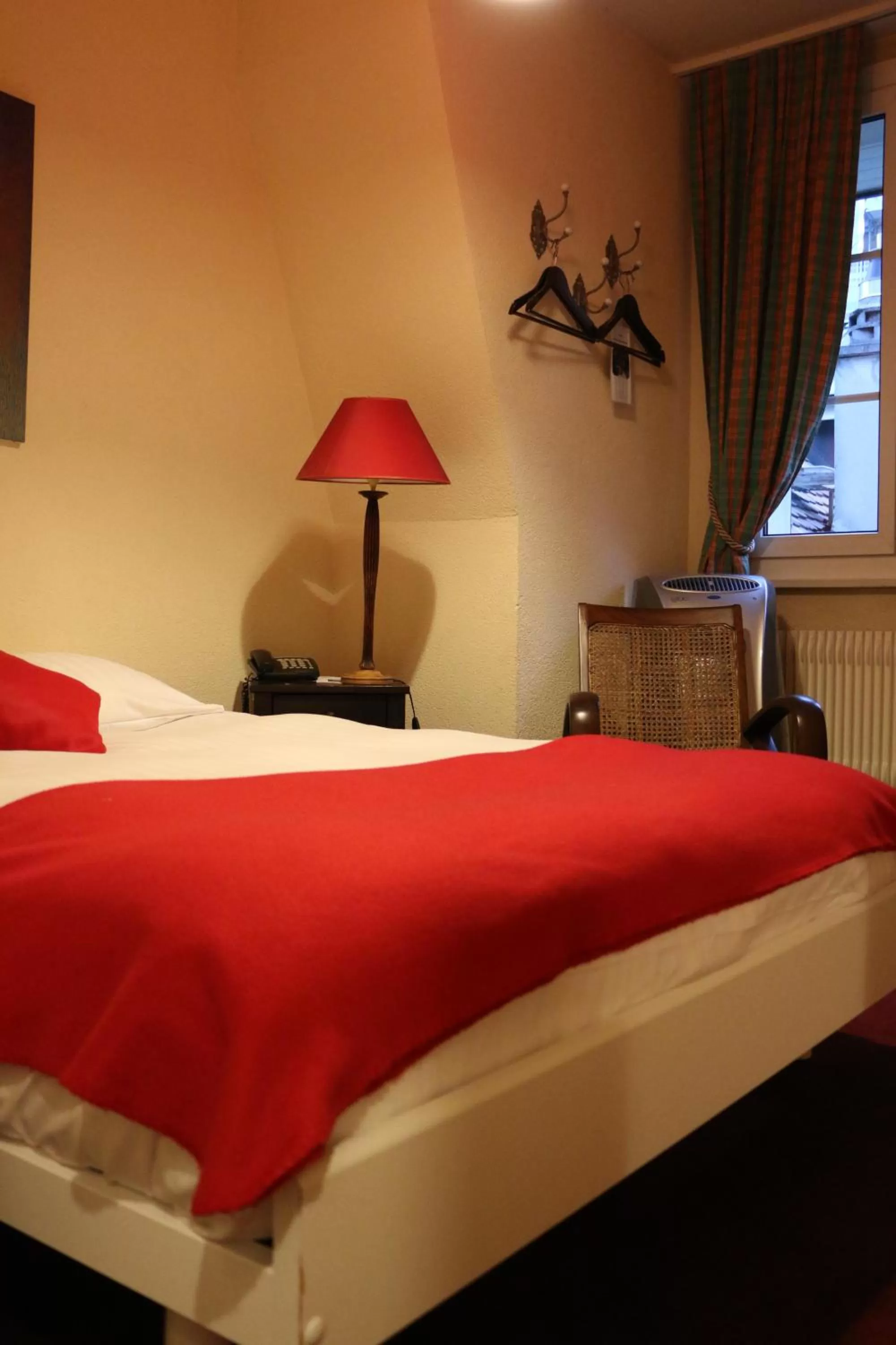 Photo of the whole room, Bed in Hostellerie de Genève