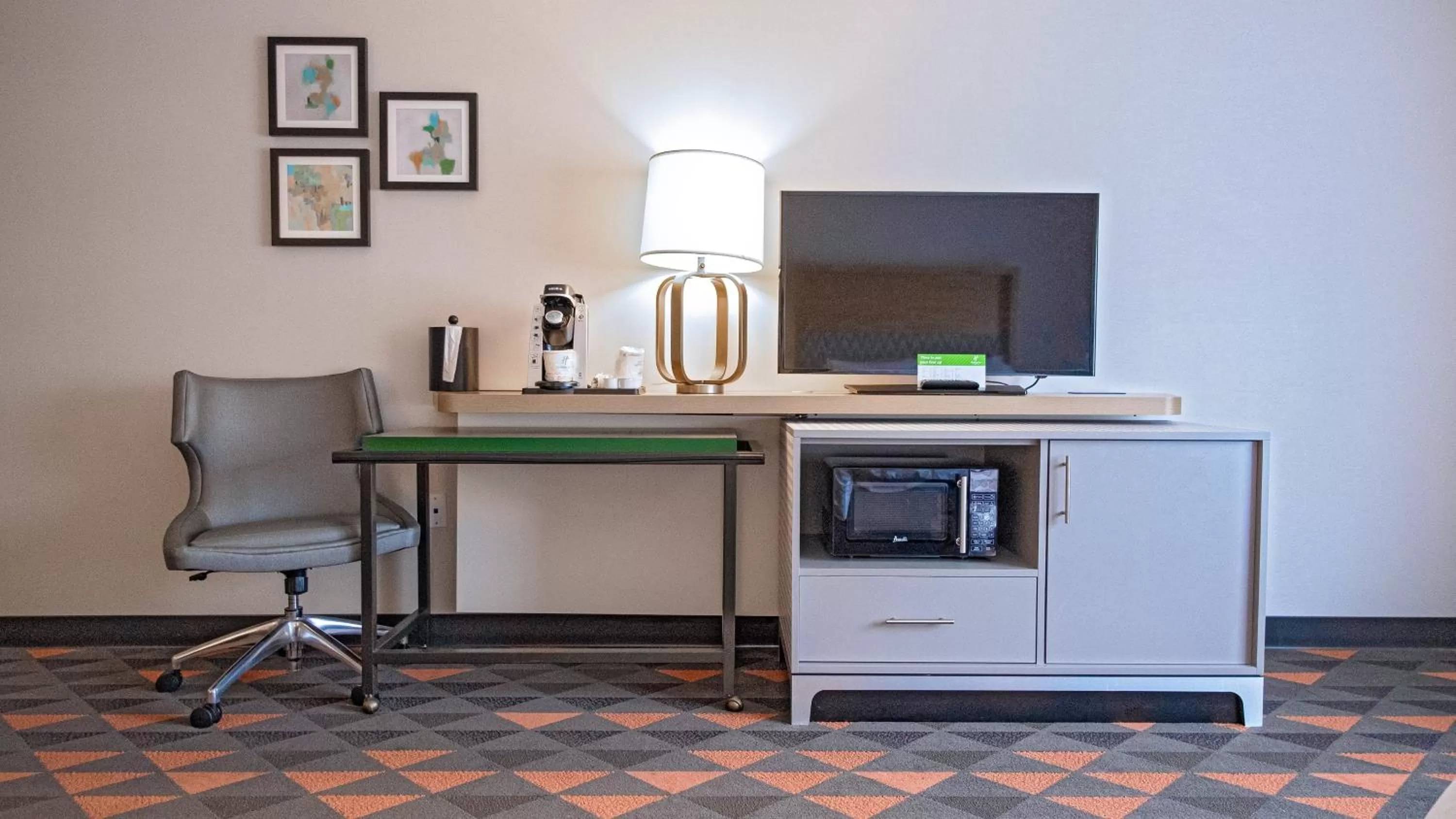 Photo of the whole room in Holiday Inn & Suites Philadelphia W - Drexel Hill by IHG