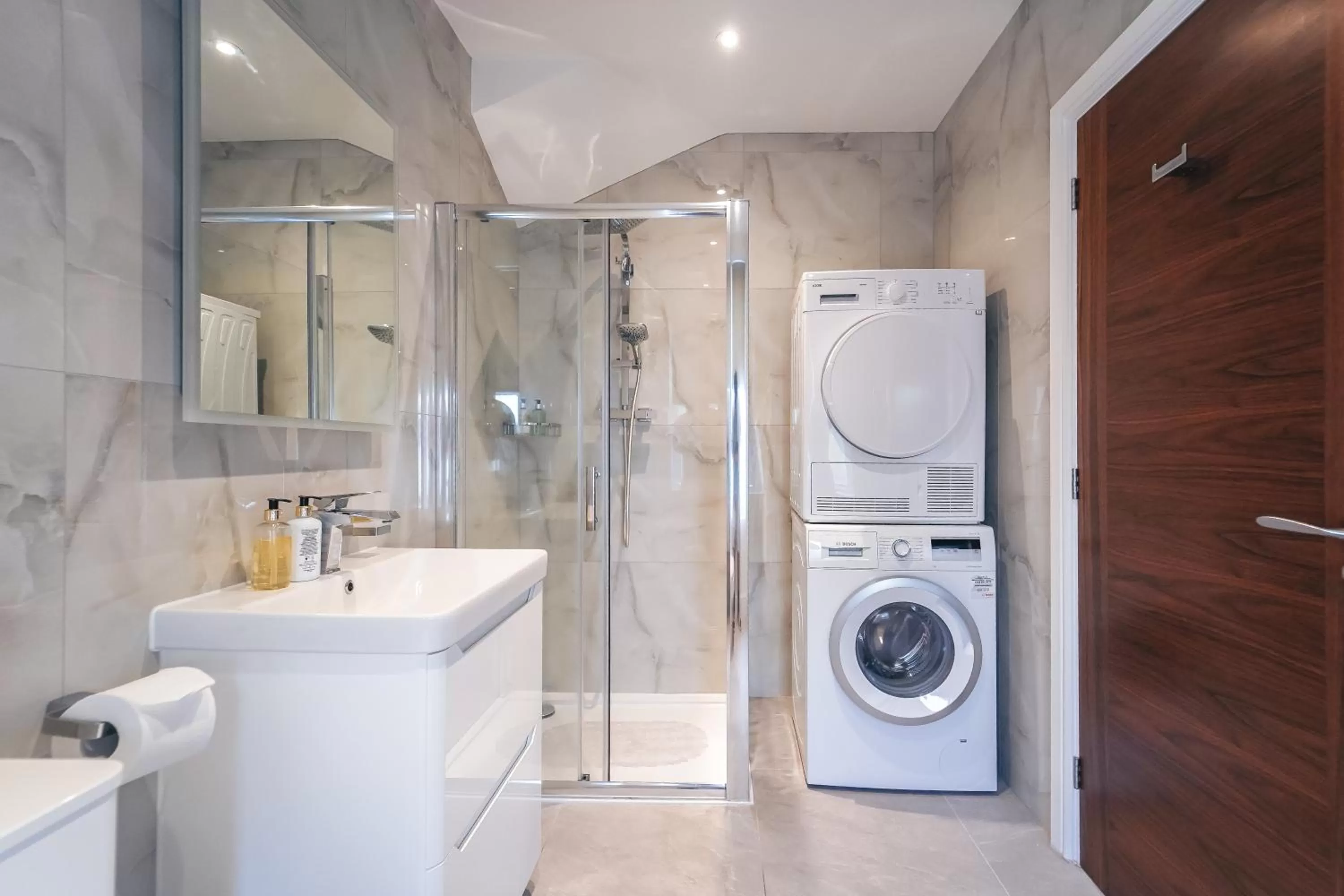 Shower, Bathroom in The Avonmore Olympia