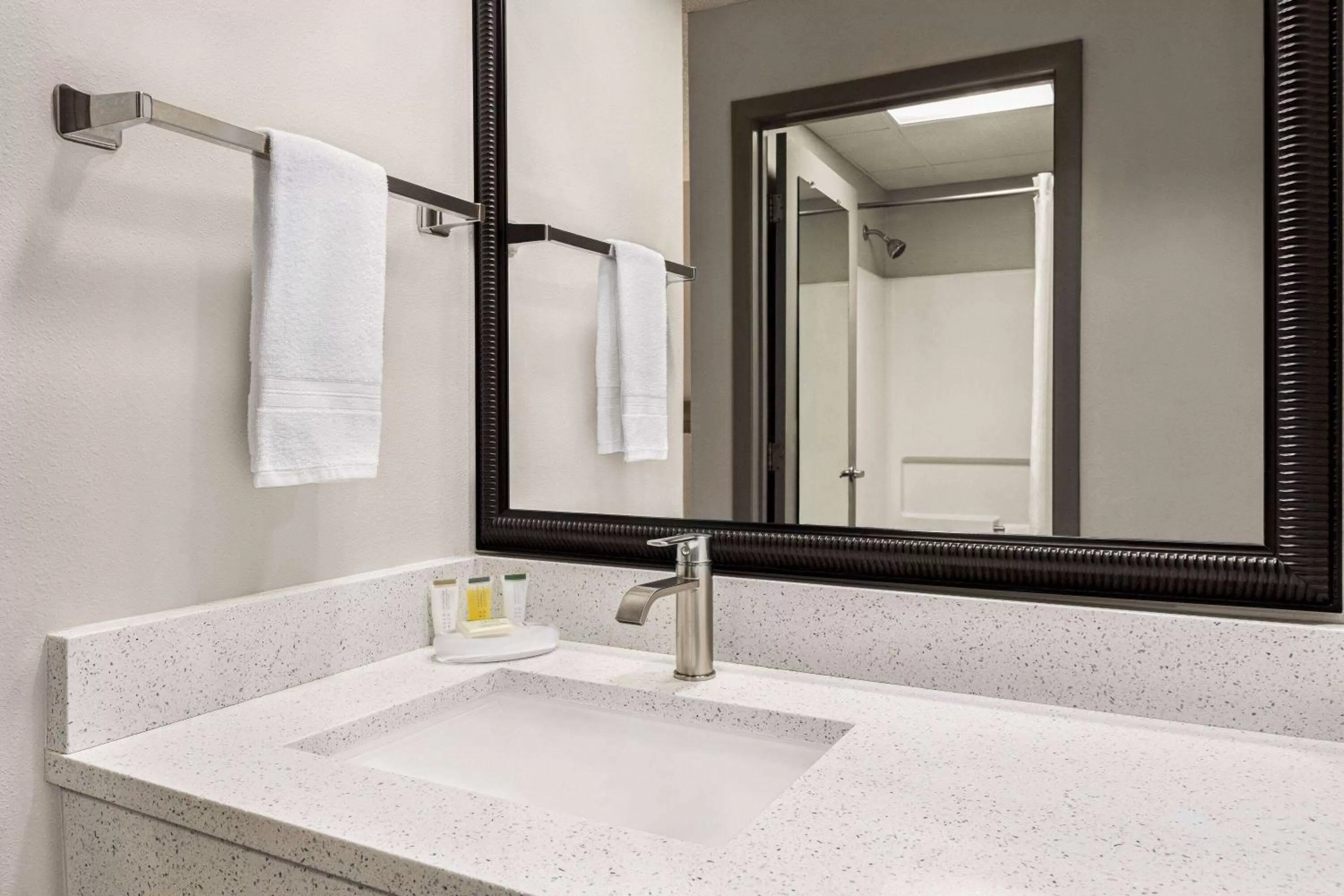 TV and multimedia in Days Inn by Wyndham Shallotte