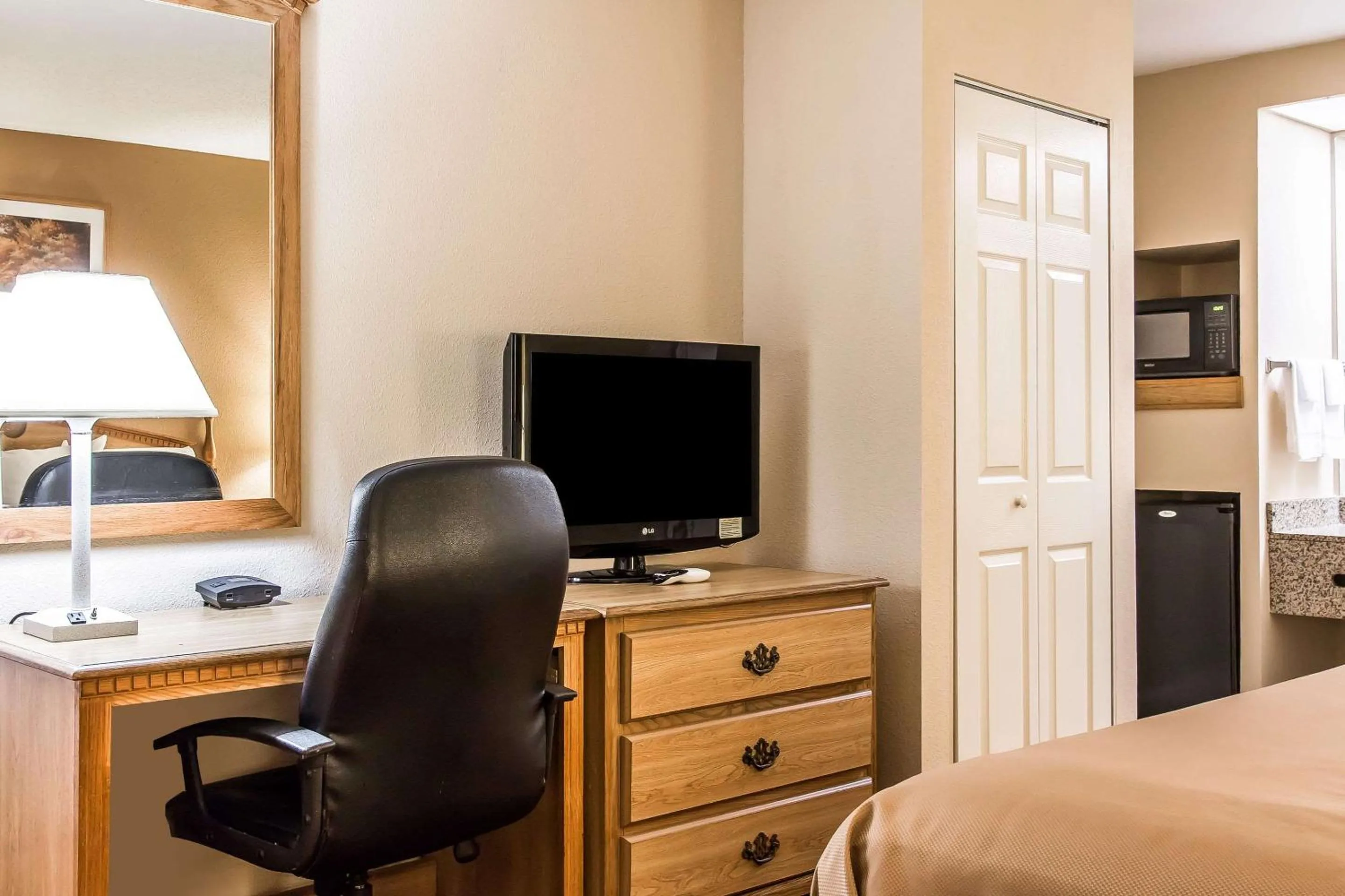 Photo of the whole room, Bed in Econo Lodge Inn & Suites Huntsville University Area