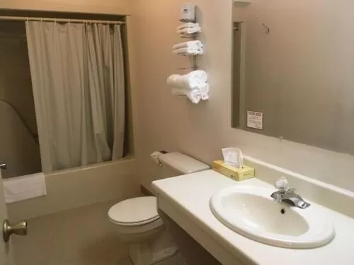 Bathroom in Value Host Marquette