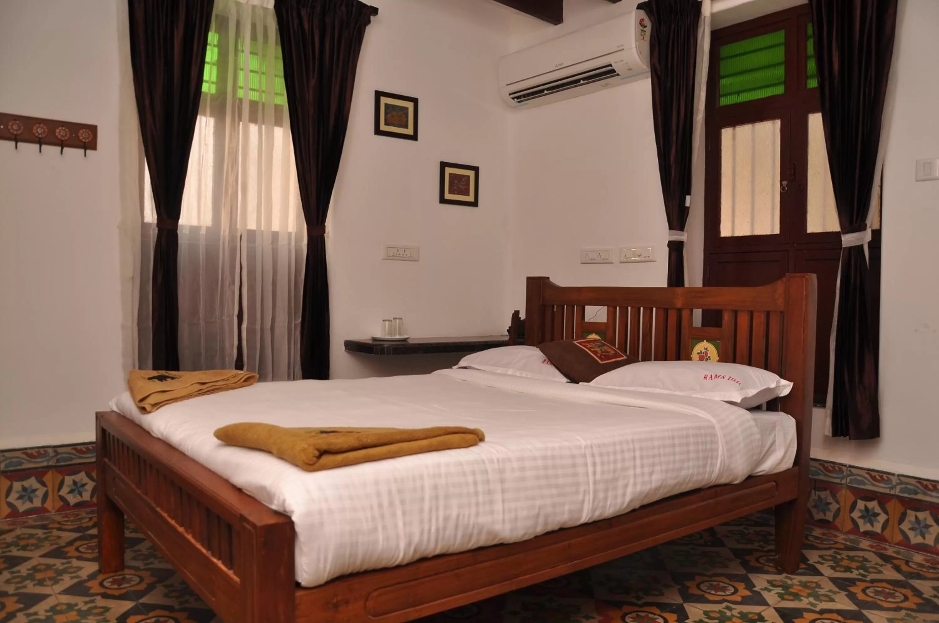 Photo of the whole room, Bed in Rams Inn