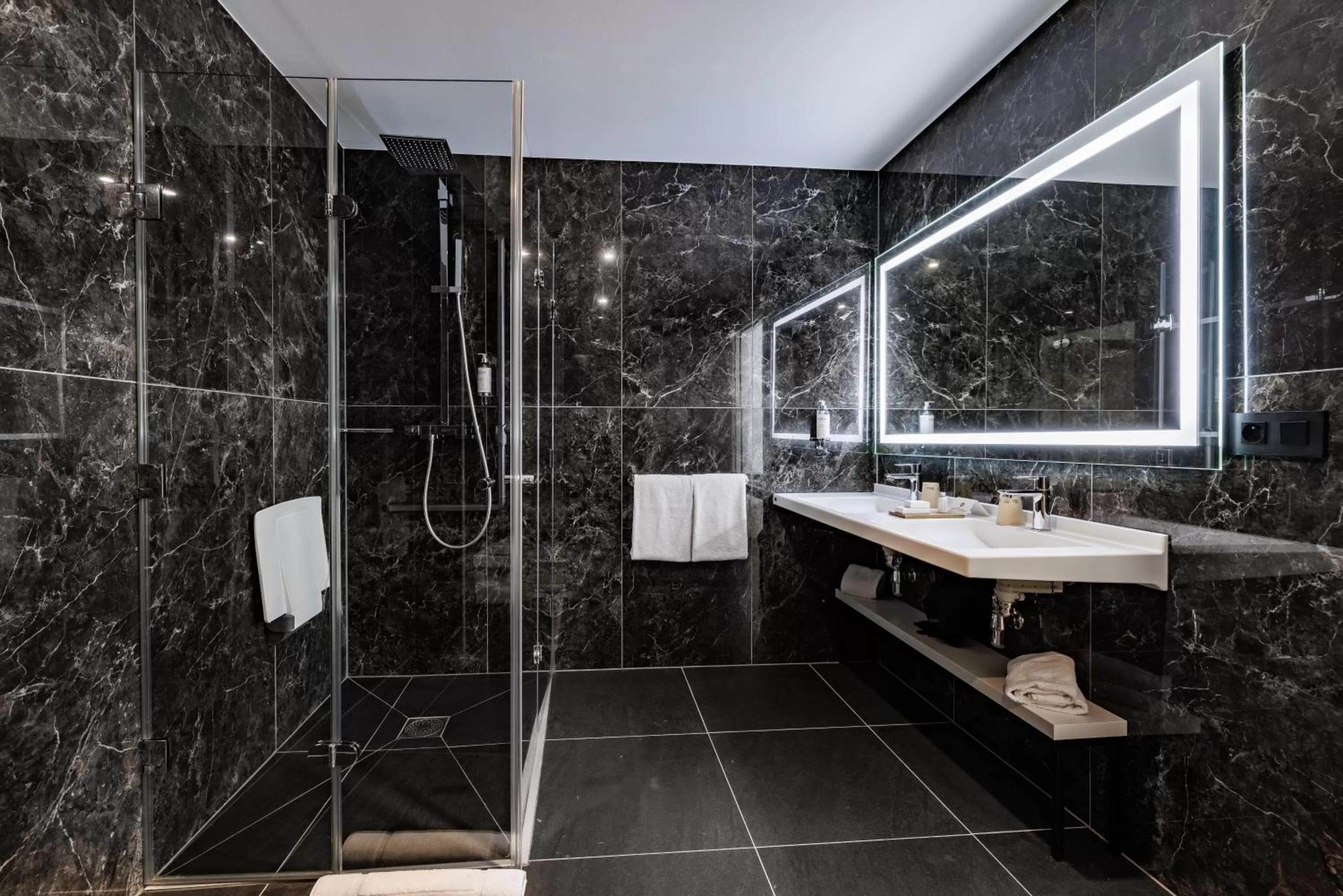 Bathroom in Hotel SPA Husseren Collections - Proche Colmar - Eguisheim