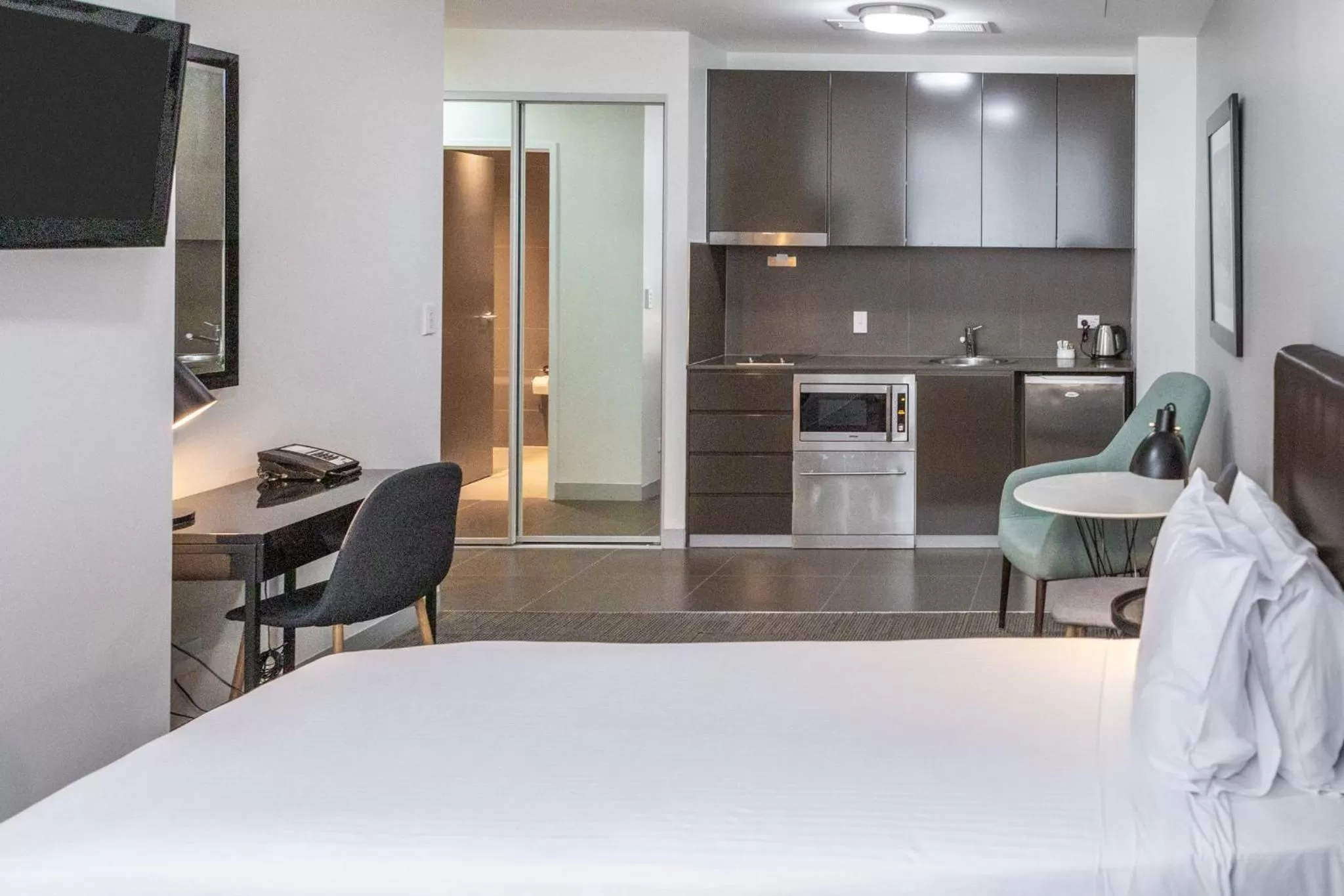Kitchen or kitchenette, Bed in Holiday Inn & Suites Sydney Bondi Junction by IHG