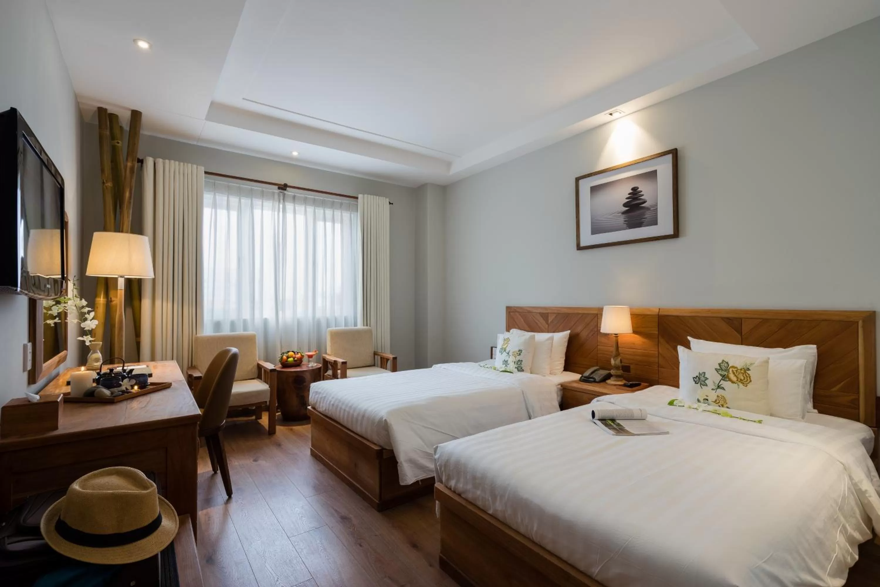 Photo of the whole room, Bed in Silverland Yen Hotel