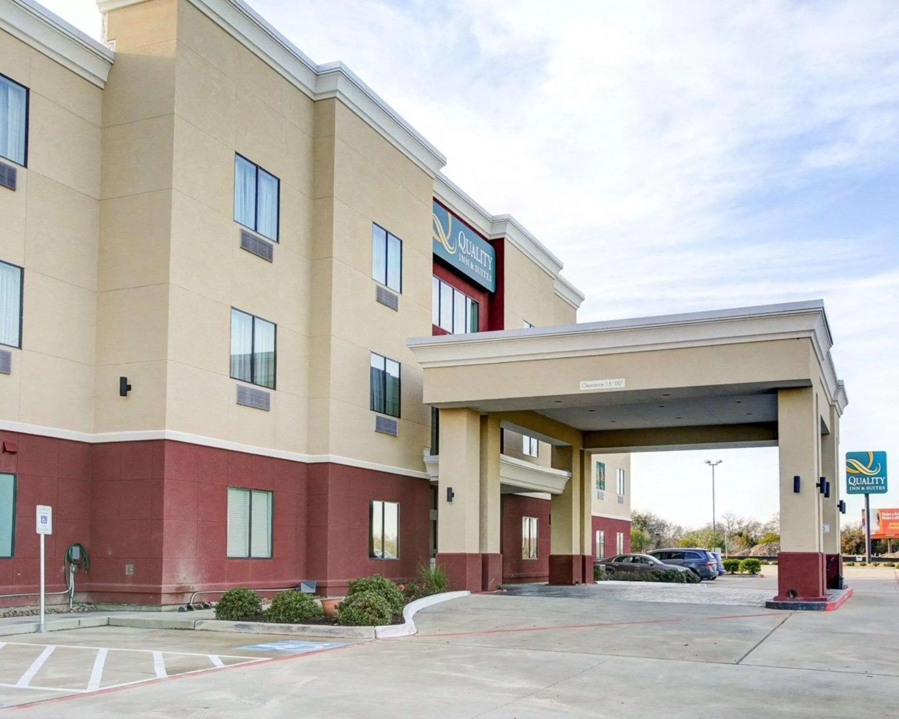 Property building in Quality Inn & Suites Bryan-College Station