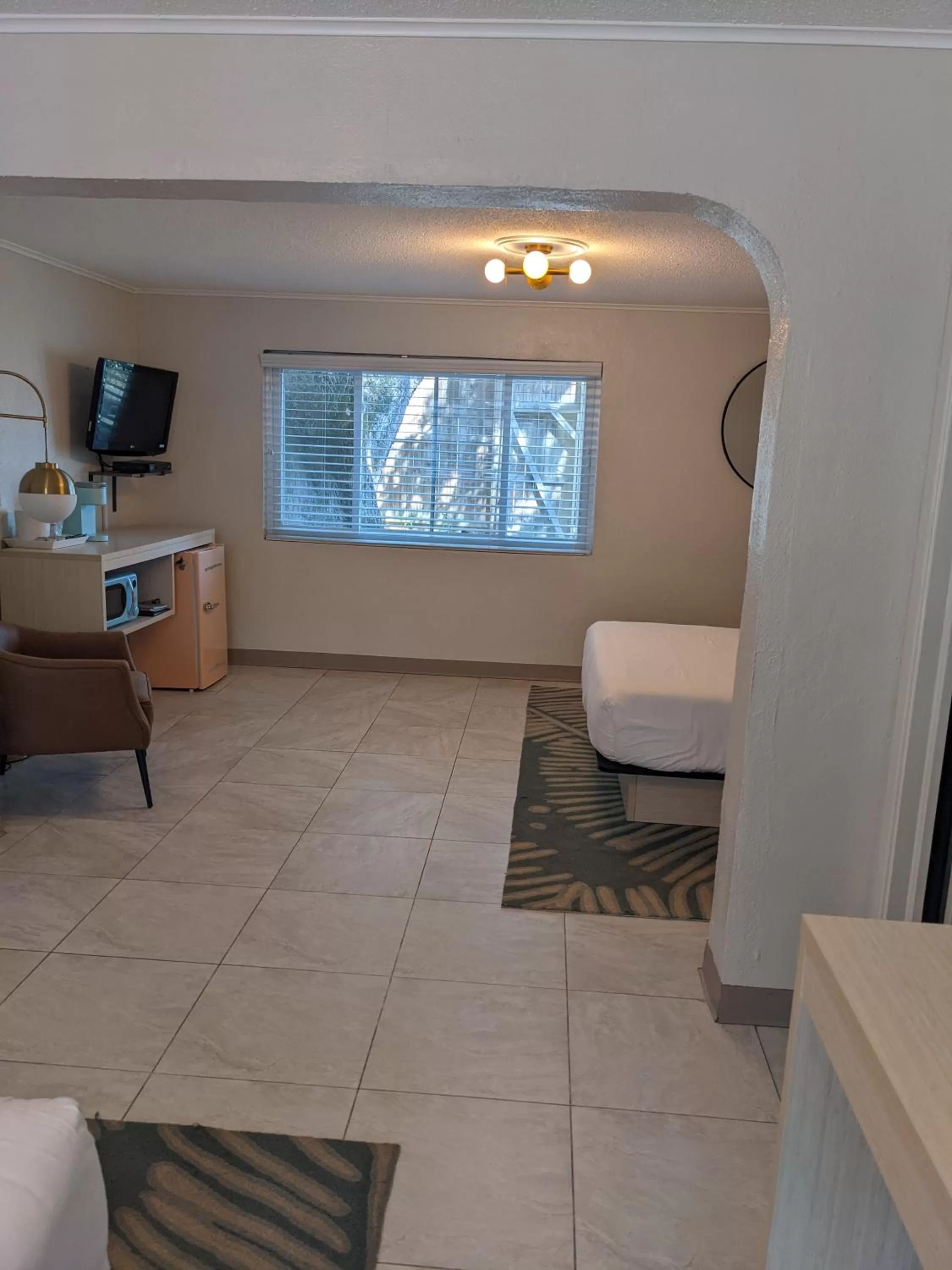 TV and multimedia in Queen's Court Inn