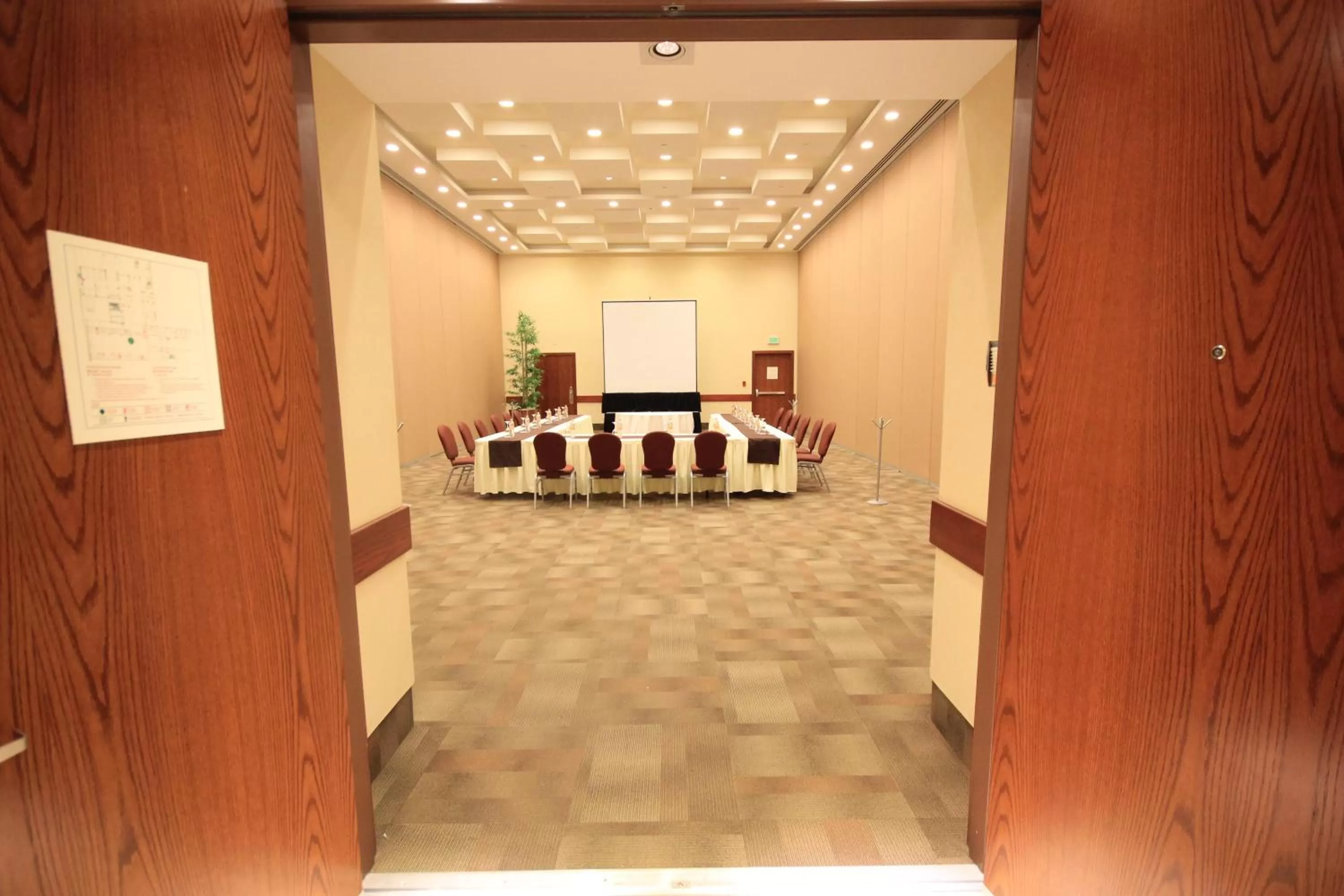 Spa and wellness centre/facilities in Holiday Inn & Suites Plaza Mayor by IHG