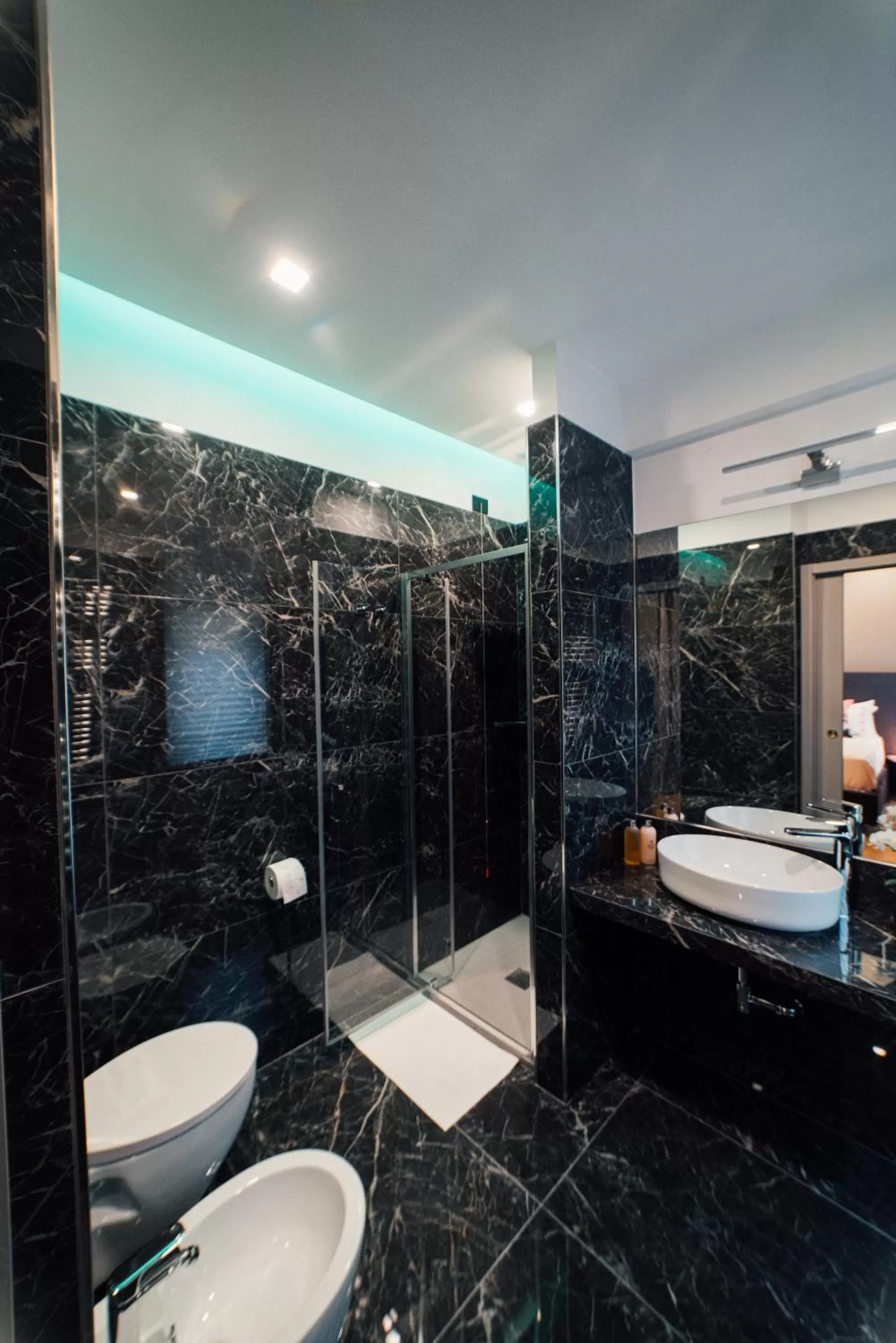 Toilet in Aron Only Suites Bed and Breakfast