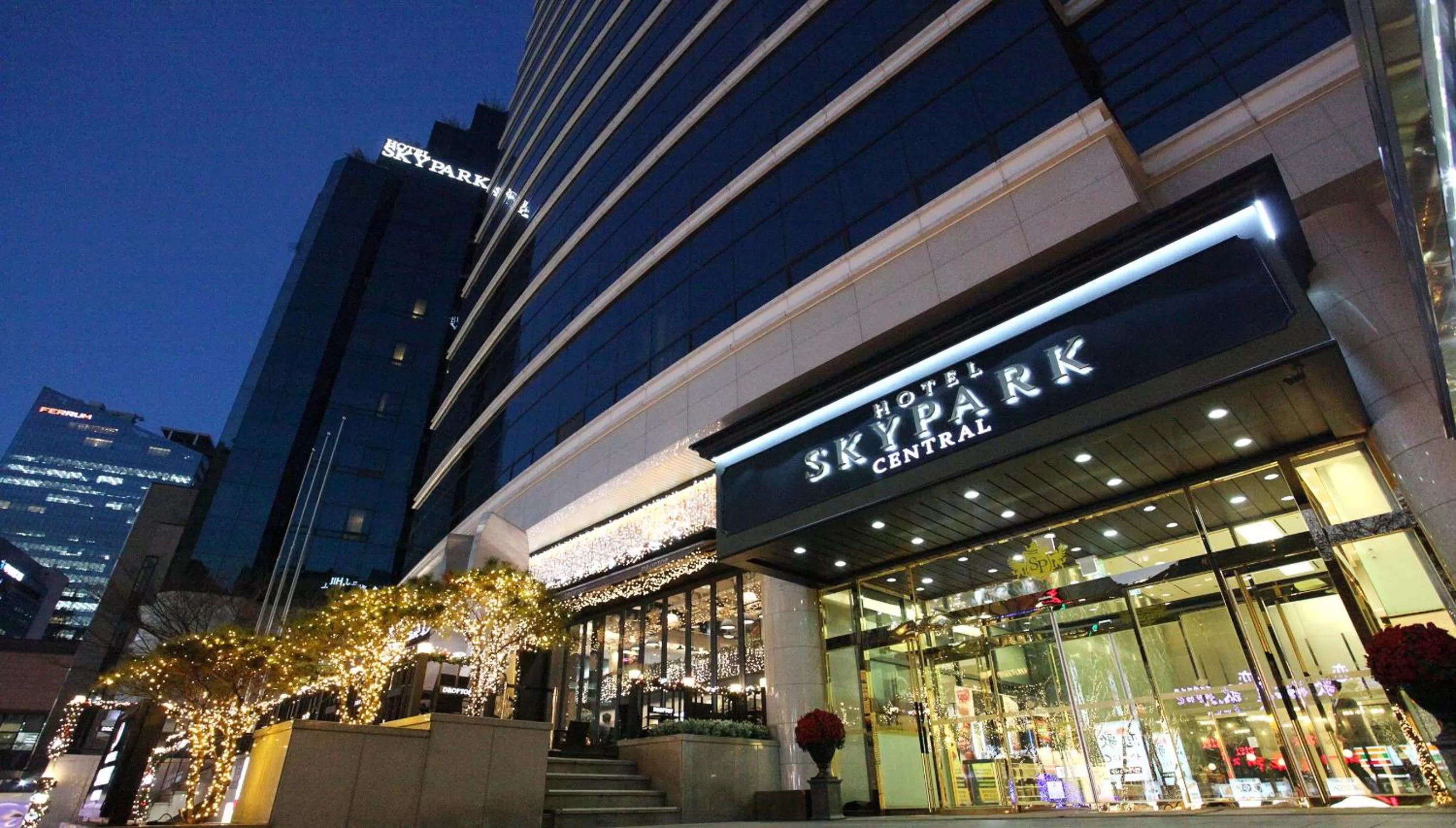 Facade/entrance in Hotel Skypark Central Myeongdong