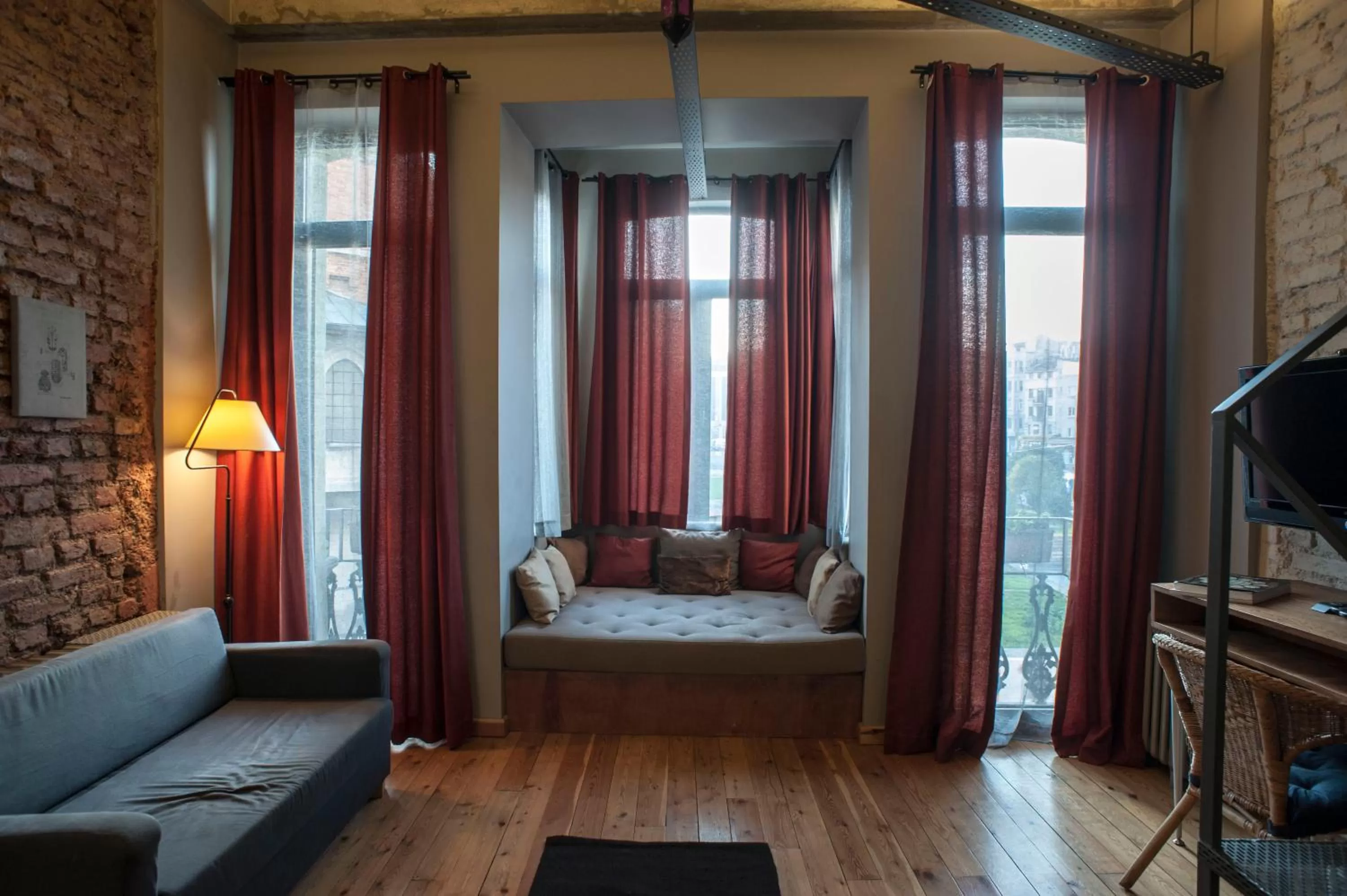 Seating area, Bed in Peradays