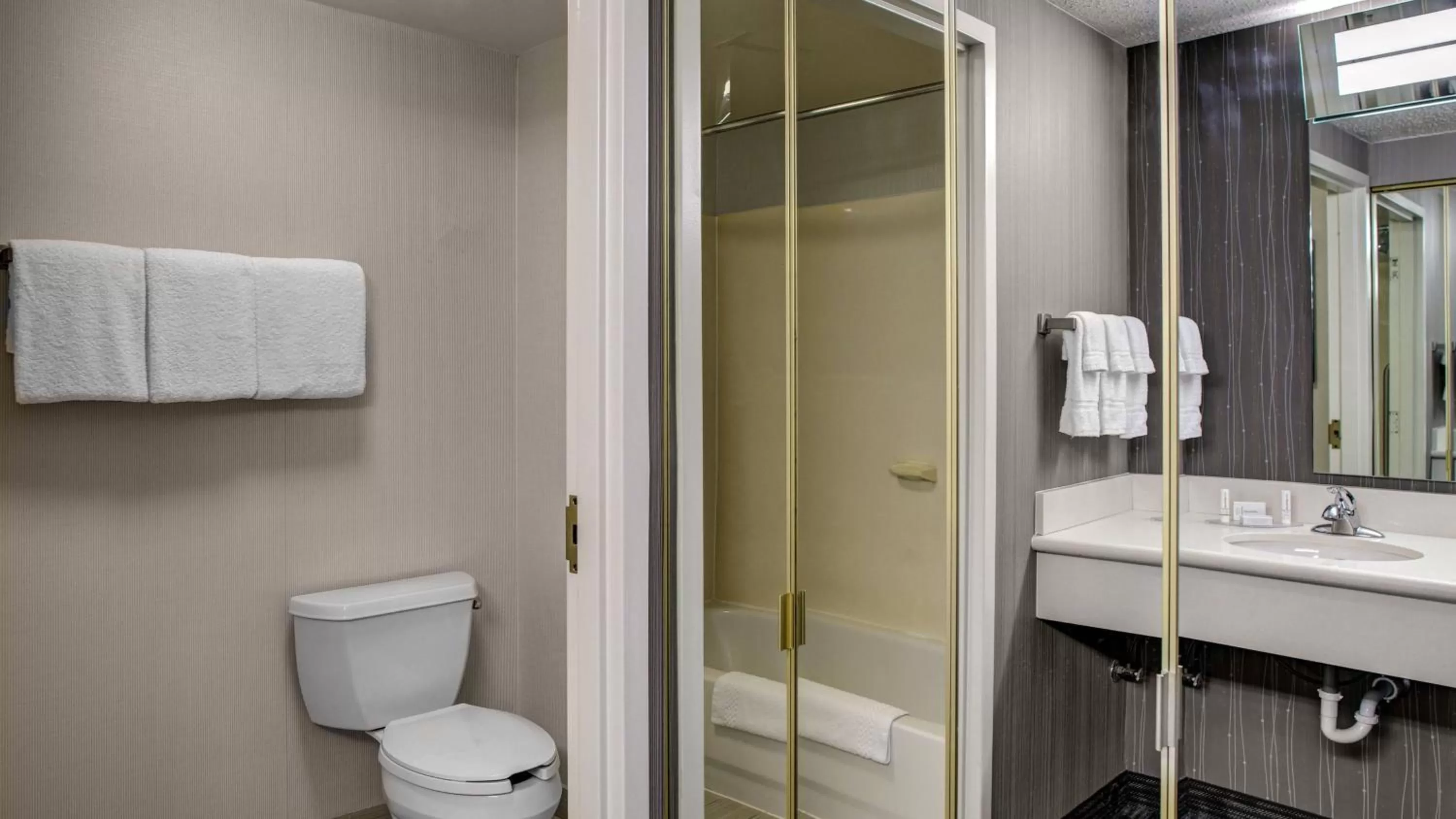 Bathroom in Courtyard by Marriott Cleveland Westlake