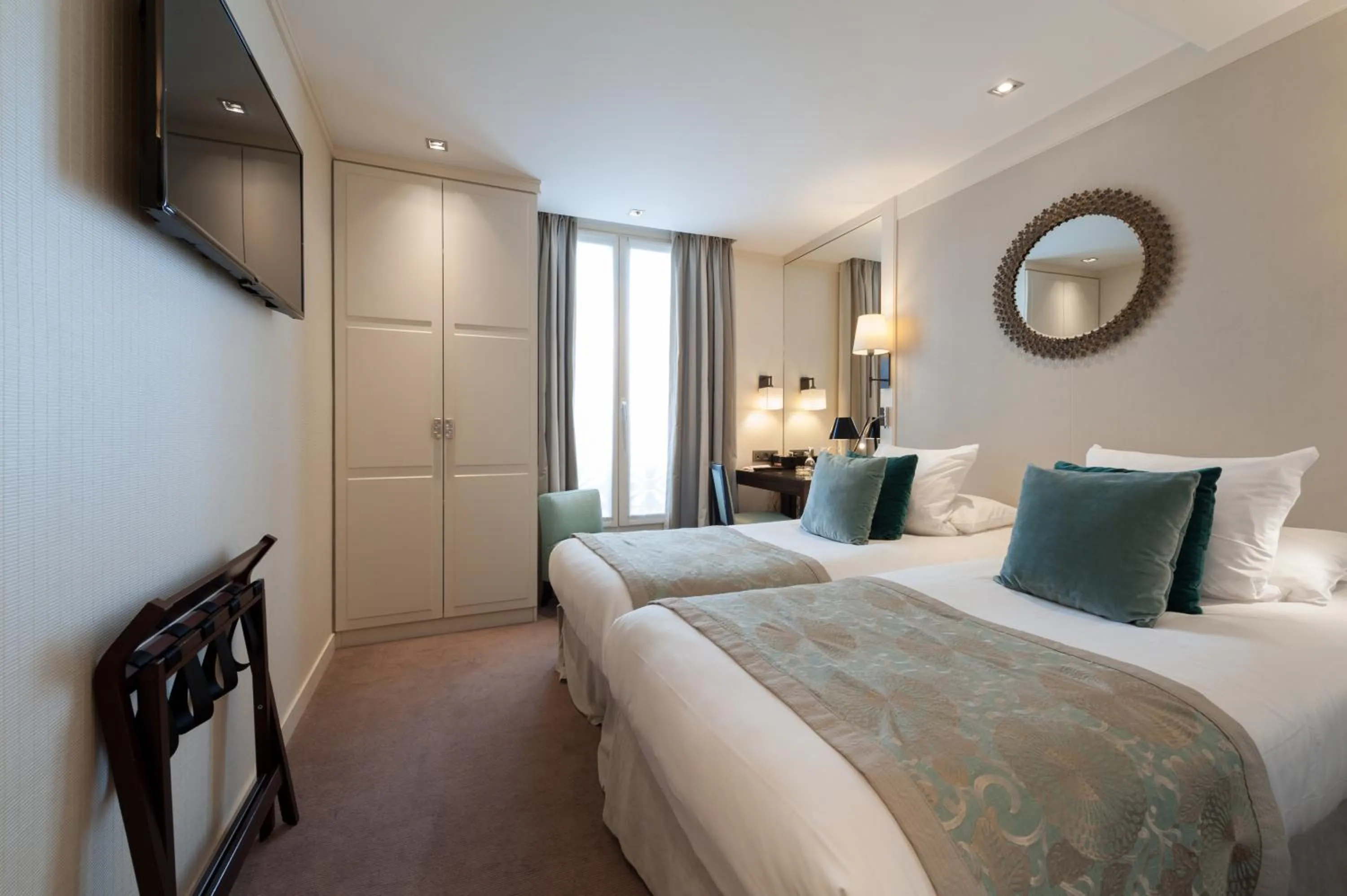 Photo of the whole room, Bed in Best Western Plus Hotel Sydney Opera