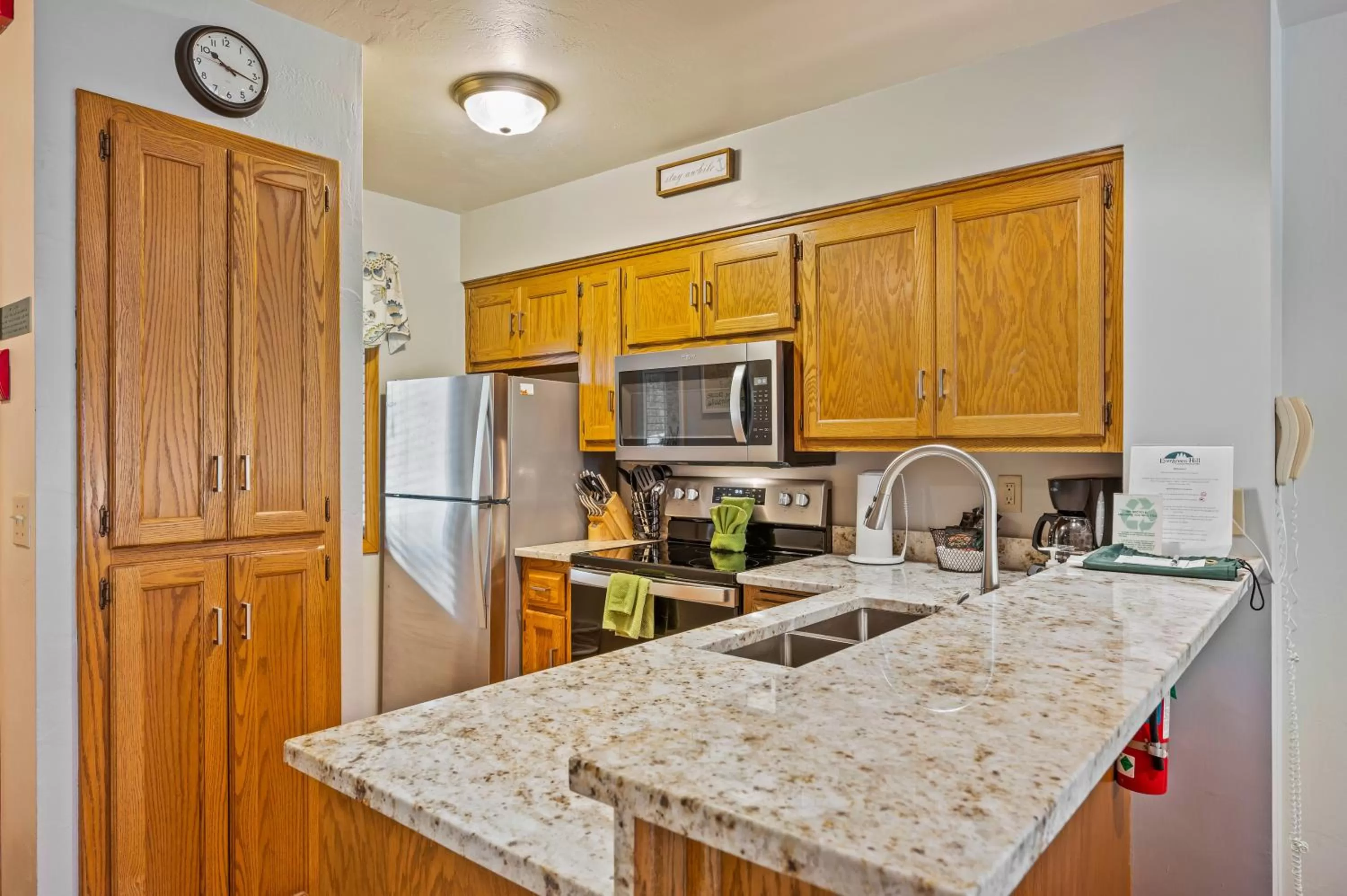 Kitchen/Kitchenette in Evergreen Hill Condominiums