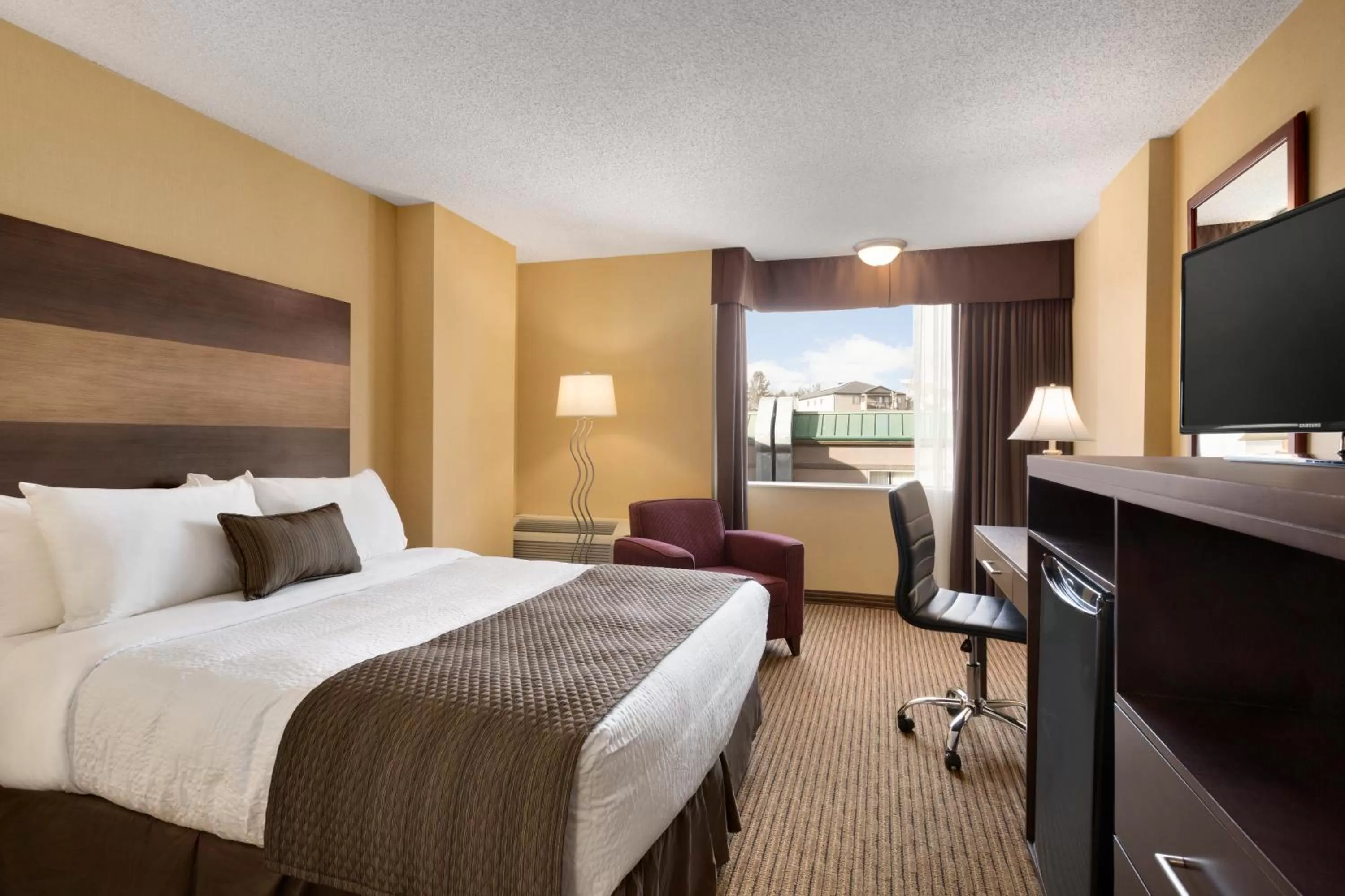 Premier Queen Room - Non-Smoking in Days Inn by Wyndham Calgary South