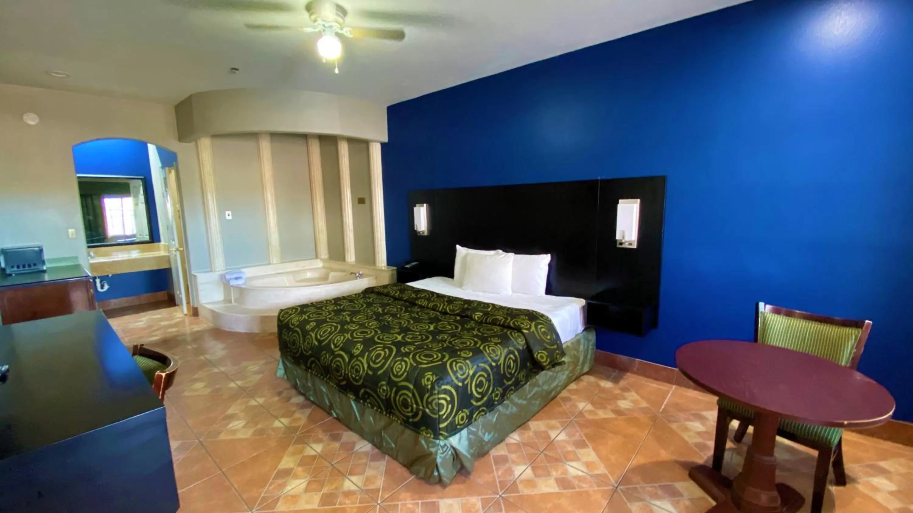 Photo of the whole room, Bed in Texas Inn Alamo