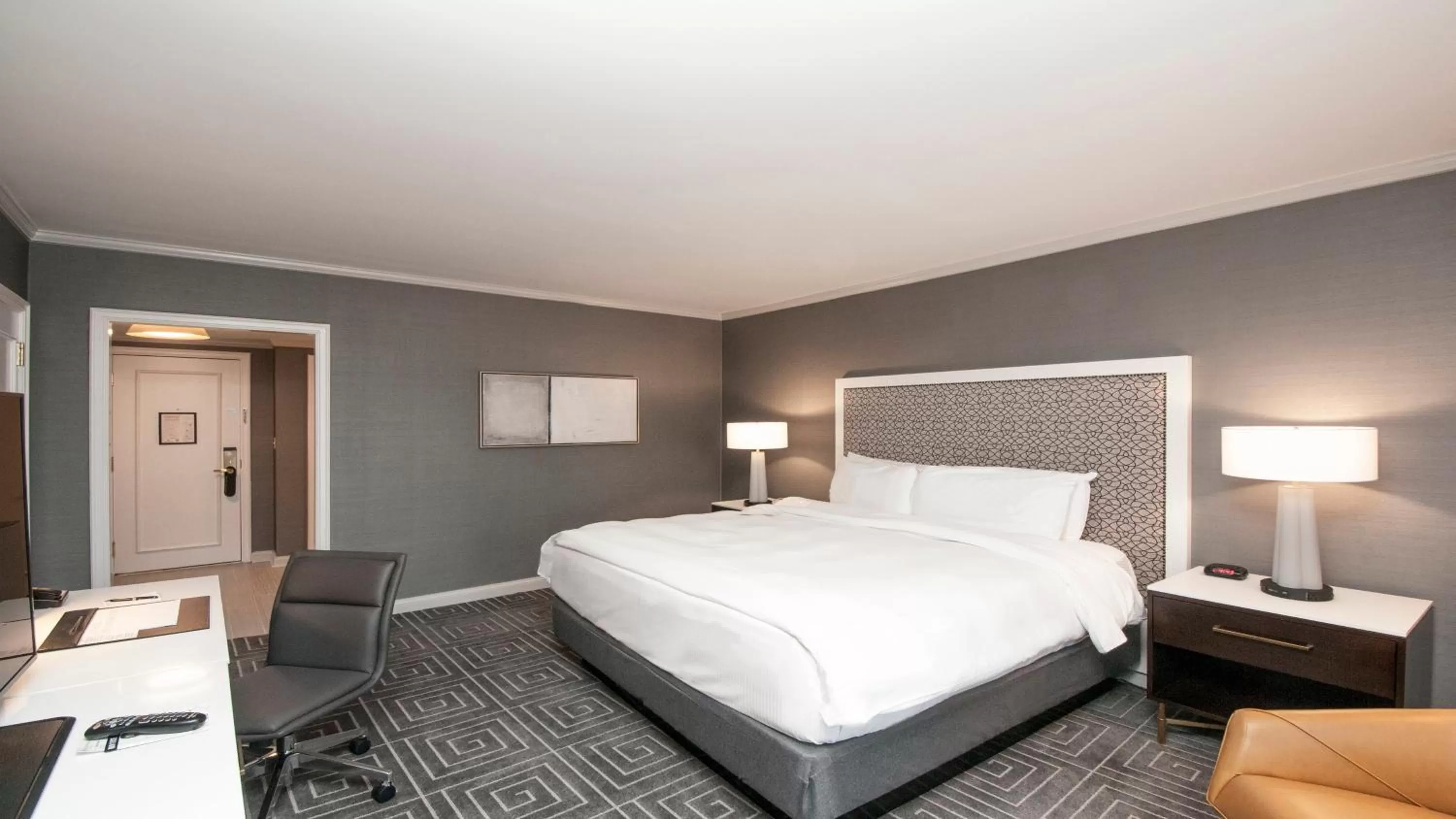 Photo of the whole room, Bed in InterContinental Kansas City at the Plaza by IHG