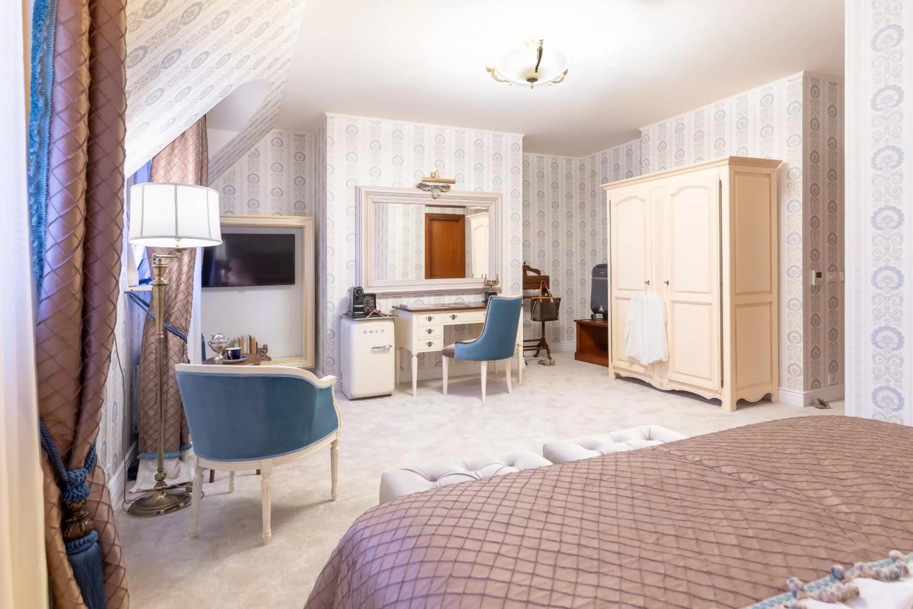 Seating area, Bed in Suter Palace Heritage Boutique Hotel