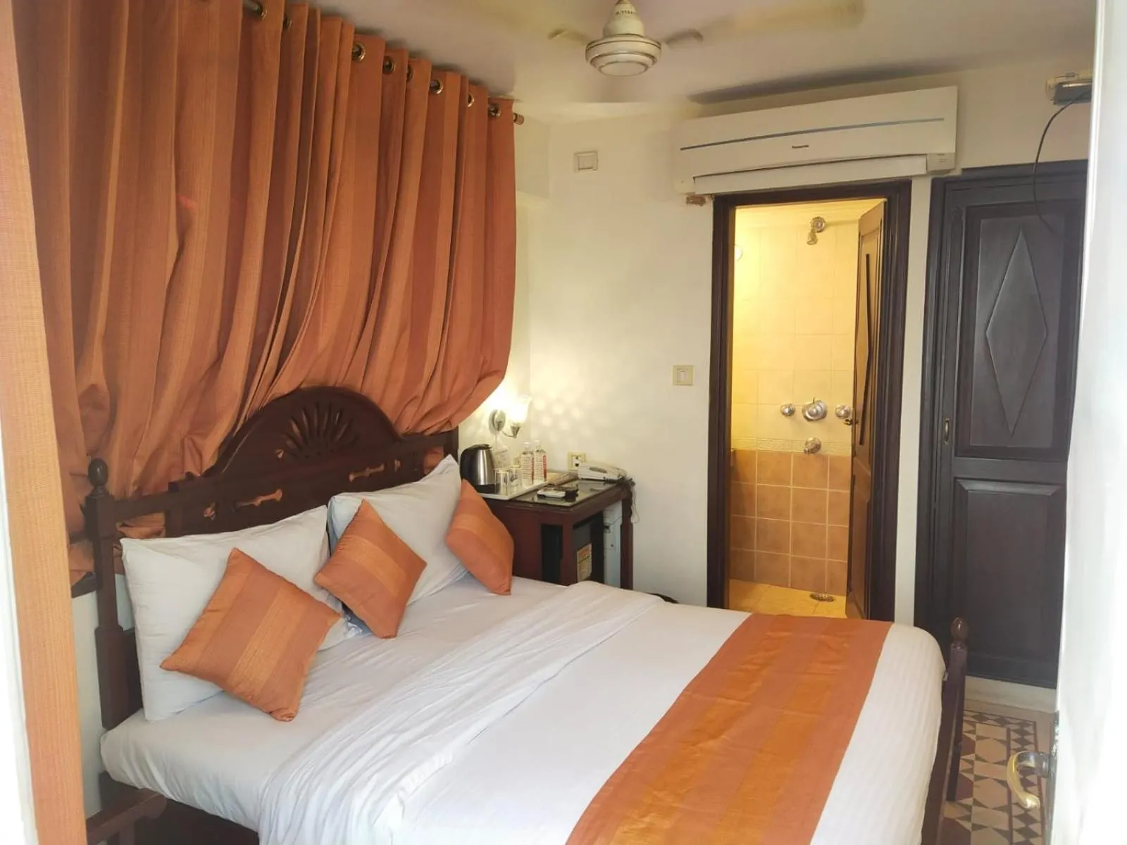 Bedroom, Bed in Palace On Ganges - Heritage Hotel