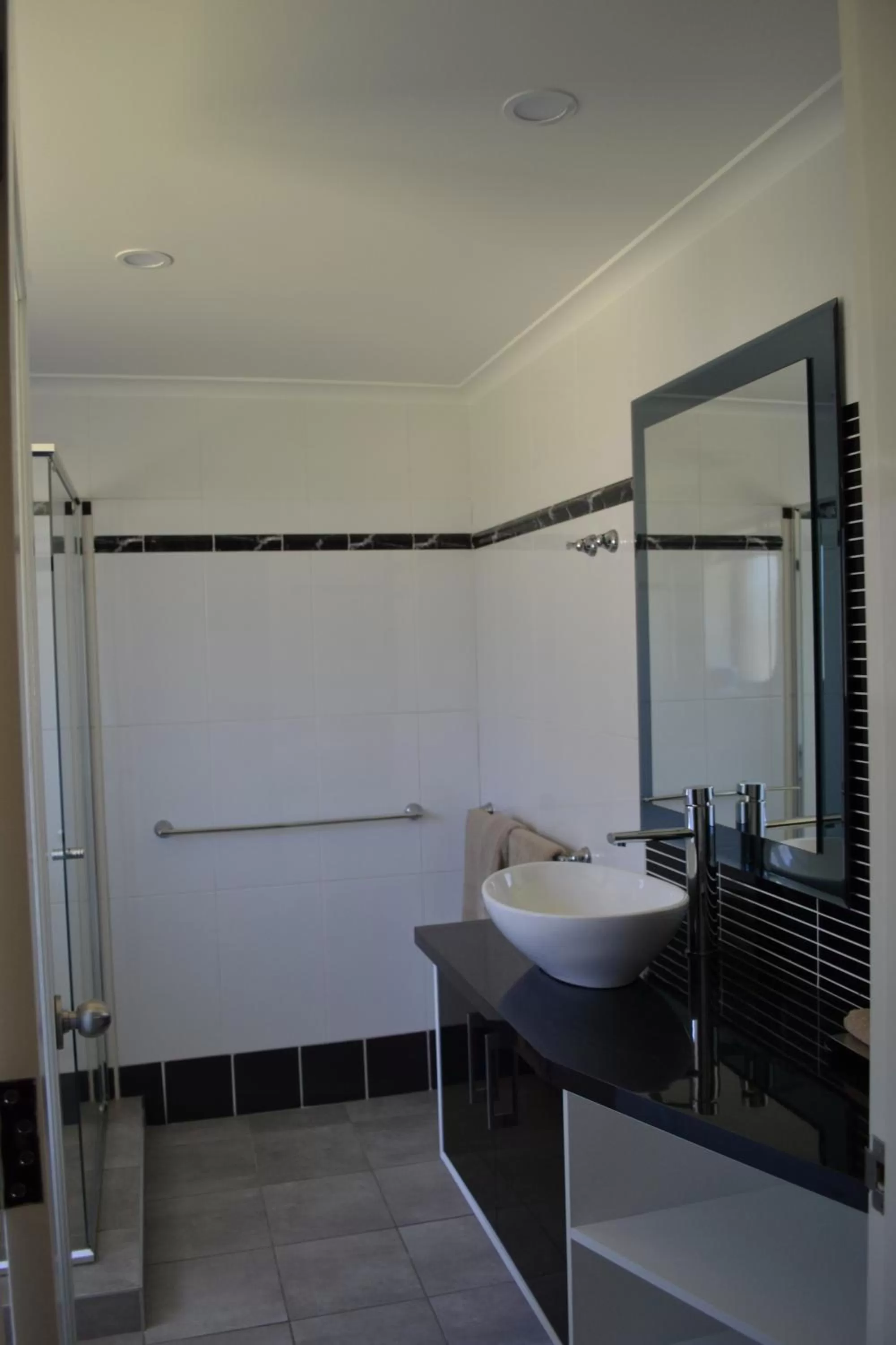 Bathroom in Cattlemans Country Motor Inn & Serviced Apartments