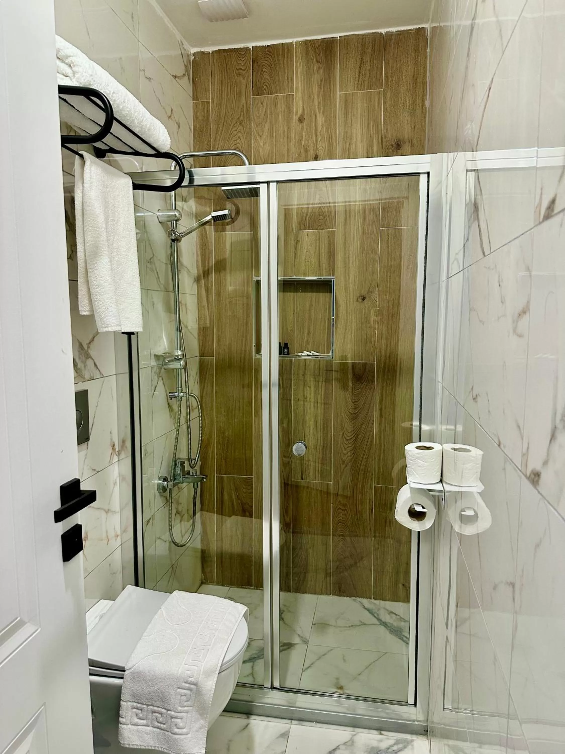Shower in Newalla Hotel Old City