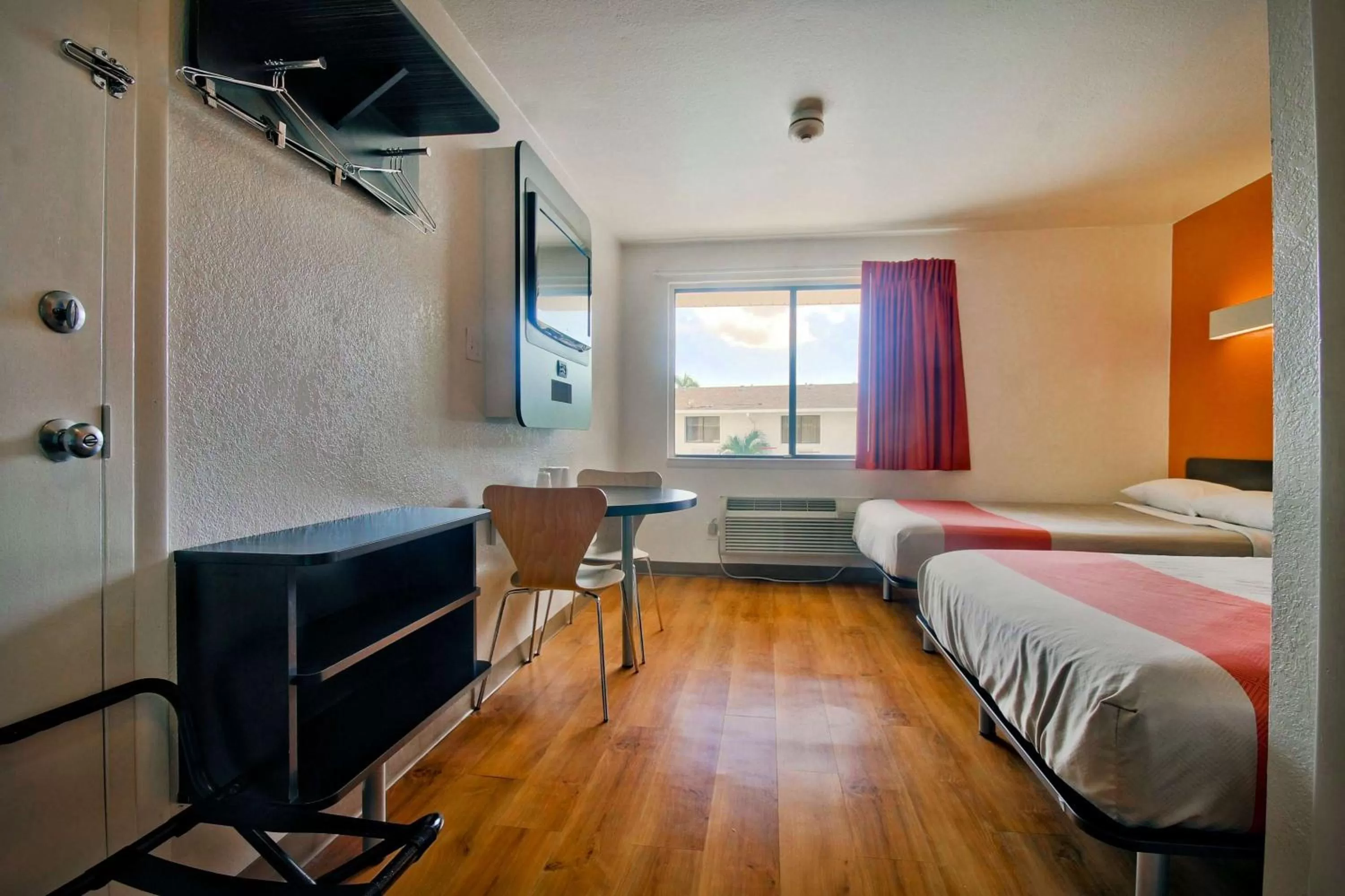 TV and multimedia, Bed in Motel 6-Fort Lauderdale, FL