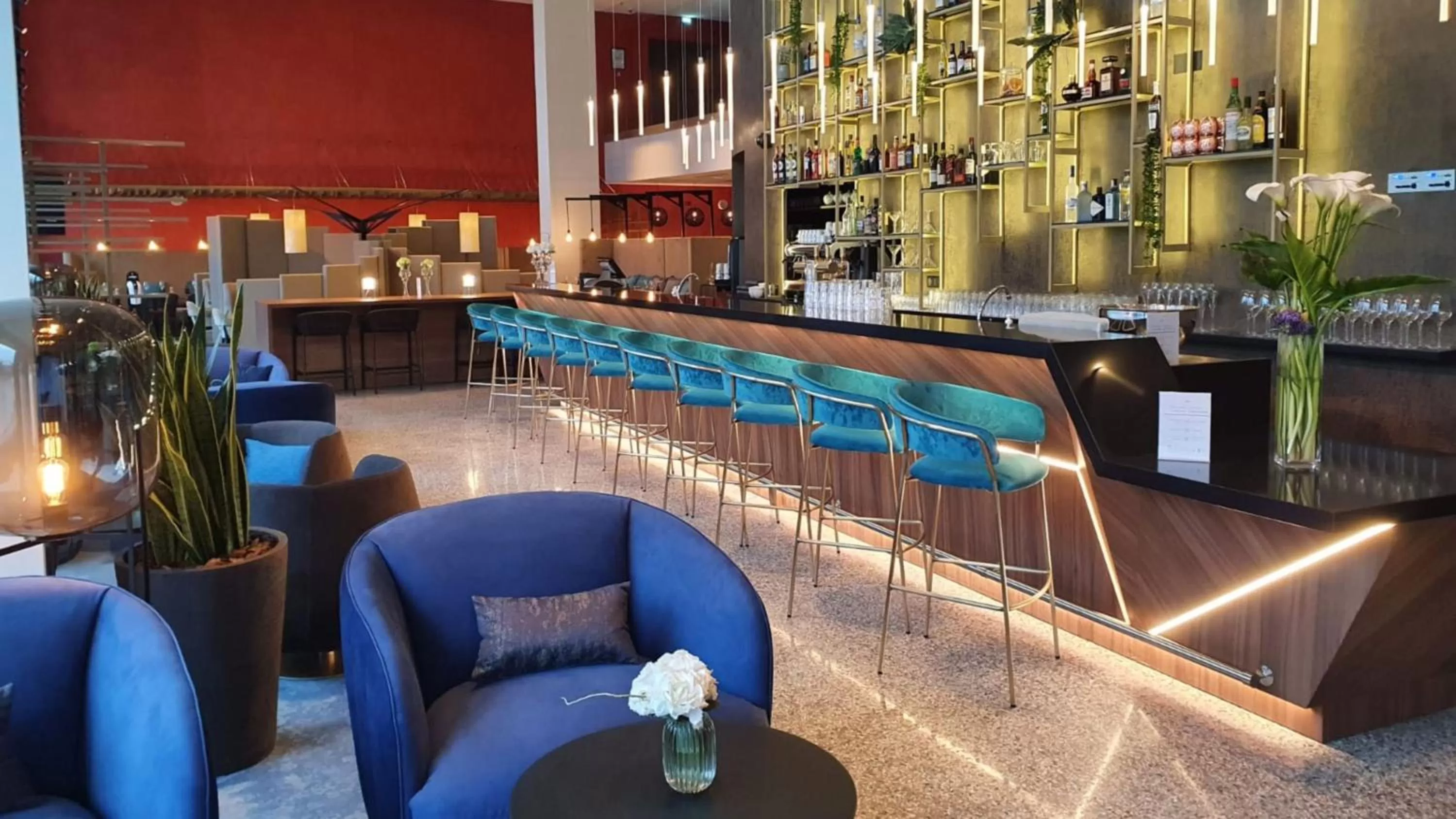 Lounge or bar in Crowne Plaza - Nice - Grand Arenas by IHG