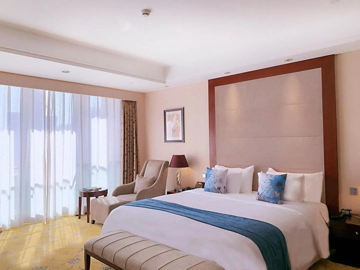 Bed in Howard Johnson Tropical Garden Plaza Kunming Chenggong