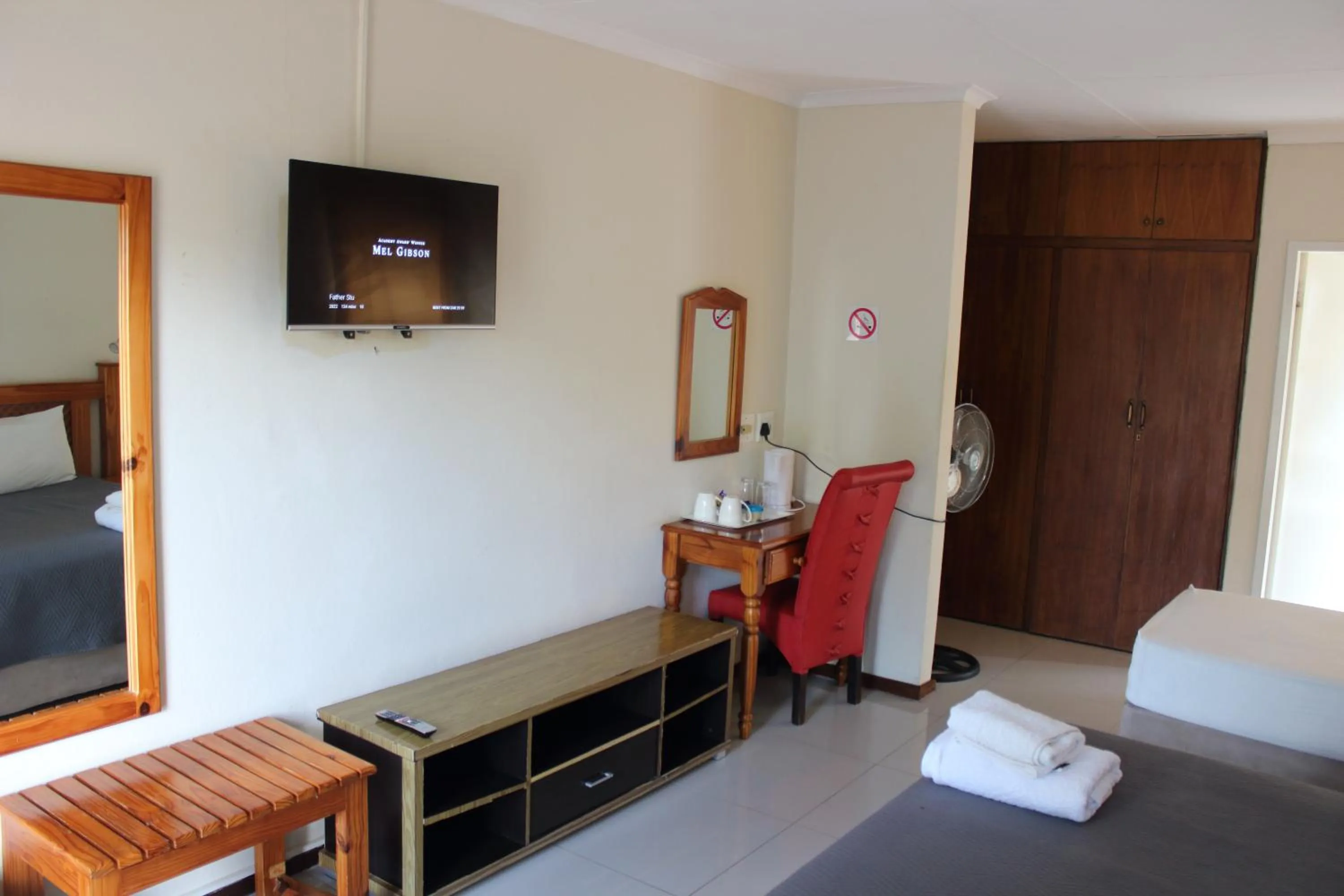 TV and multimedia, Bed in Purple Olive Guest House