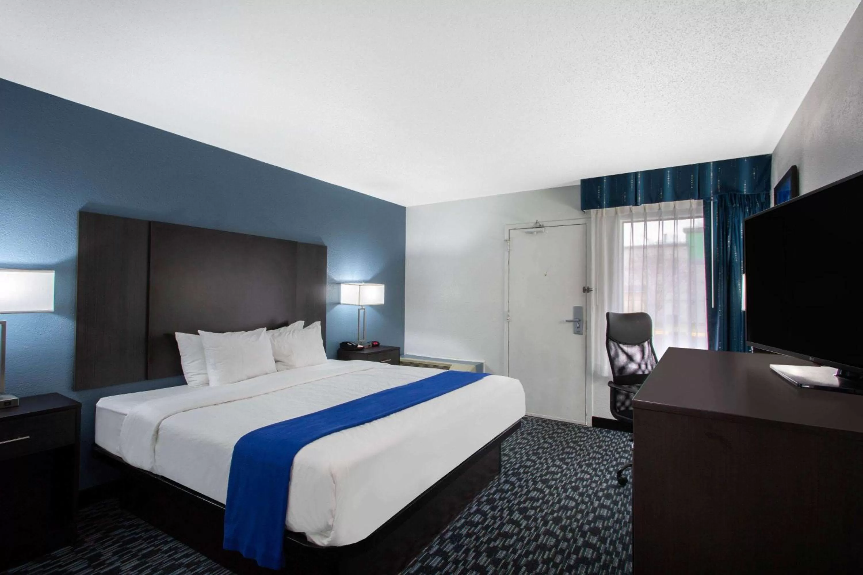 Photo of the whole room, Bed in University Inn & Suites