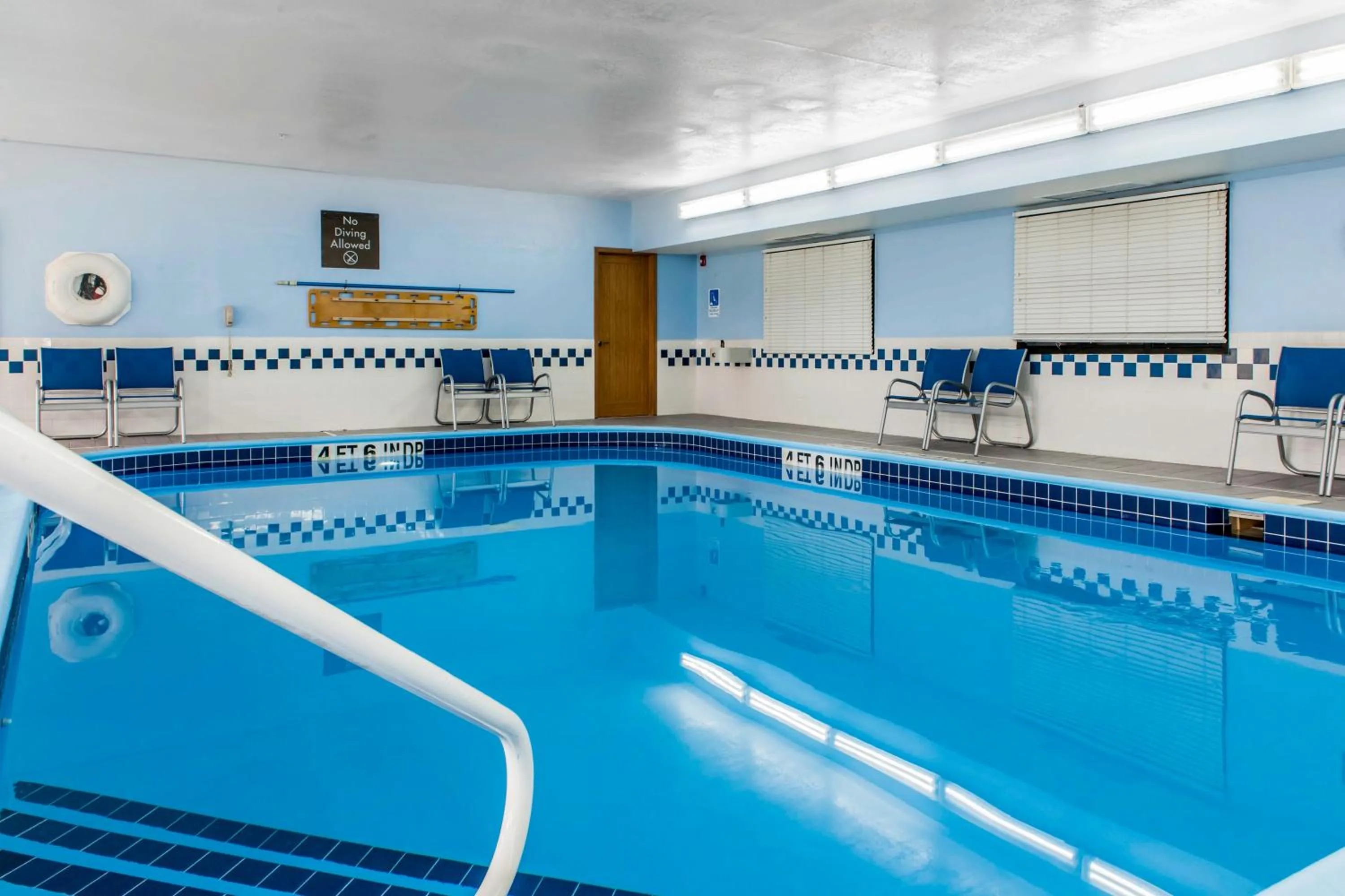 Swimming pool in Comfort Inn Blue Ash North