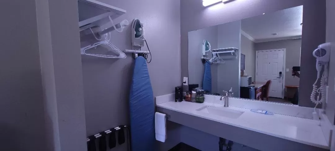 Bathroom in Rodeway Inn Chico University Area