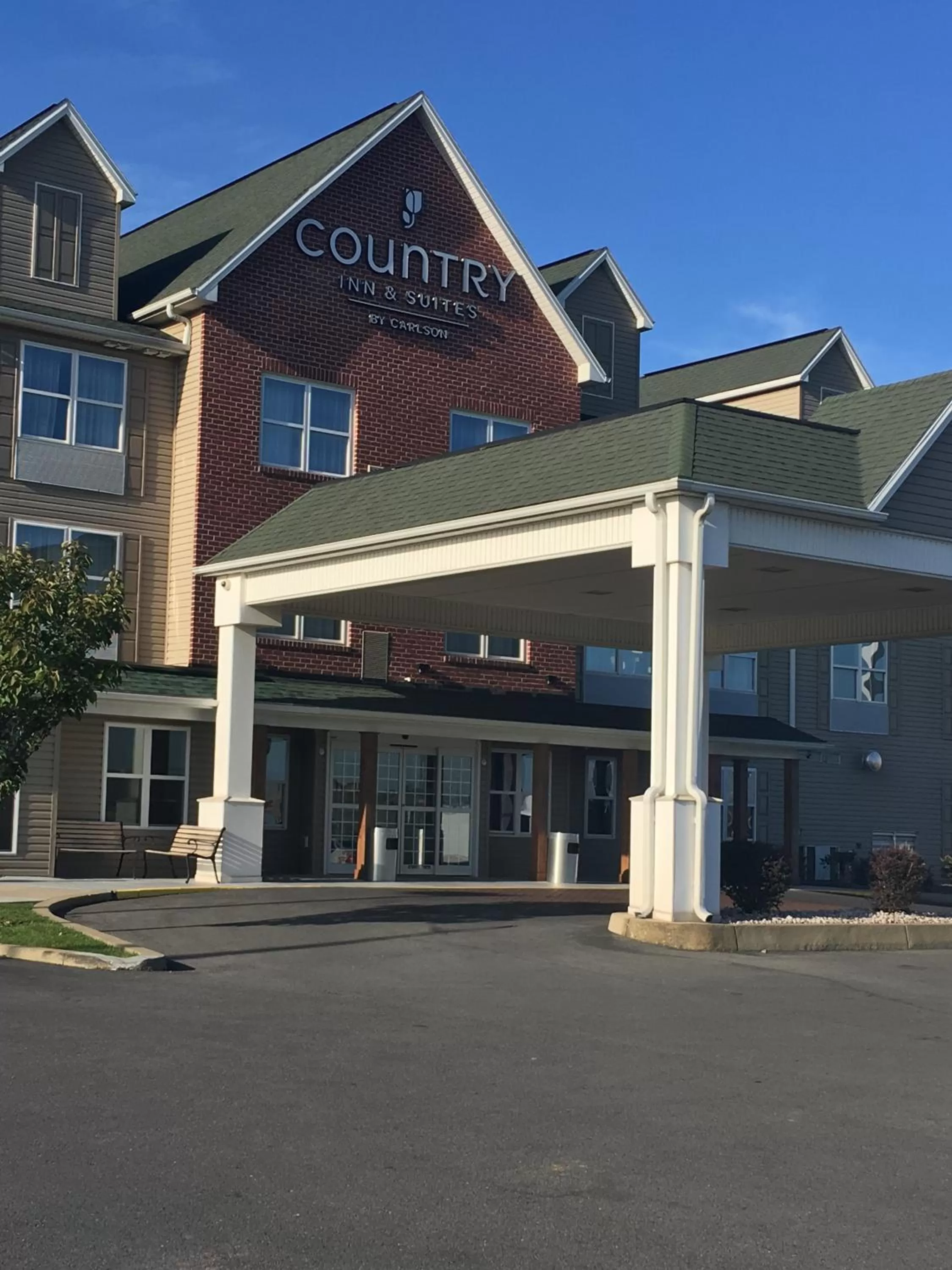 Facade/entrance in Country Inn & Suites by Radisson, Chambersburg, PA